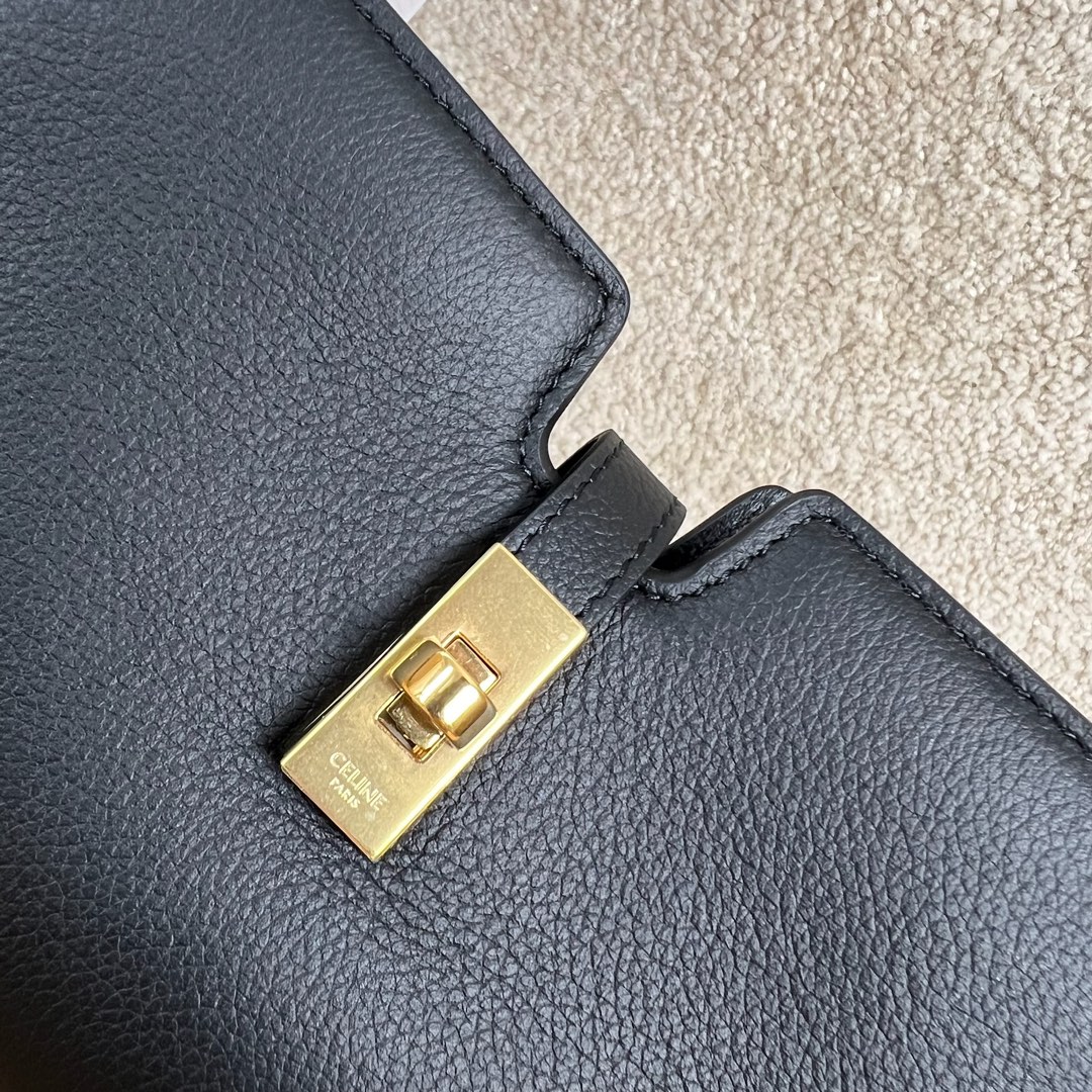 新品Mini16小挎包，这次区别于之前的平纹皮，采用的是耐糙的荔枝纹皮，更显质感，别看小巧，但是容量可人