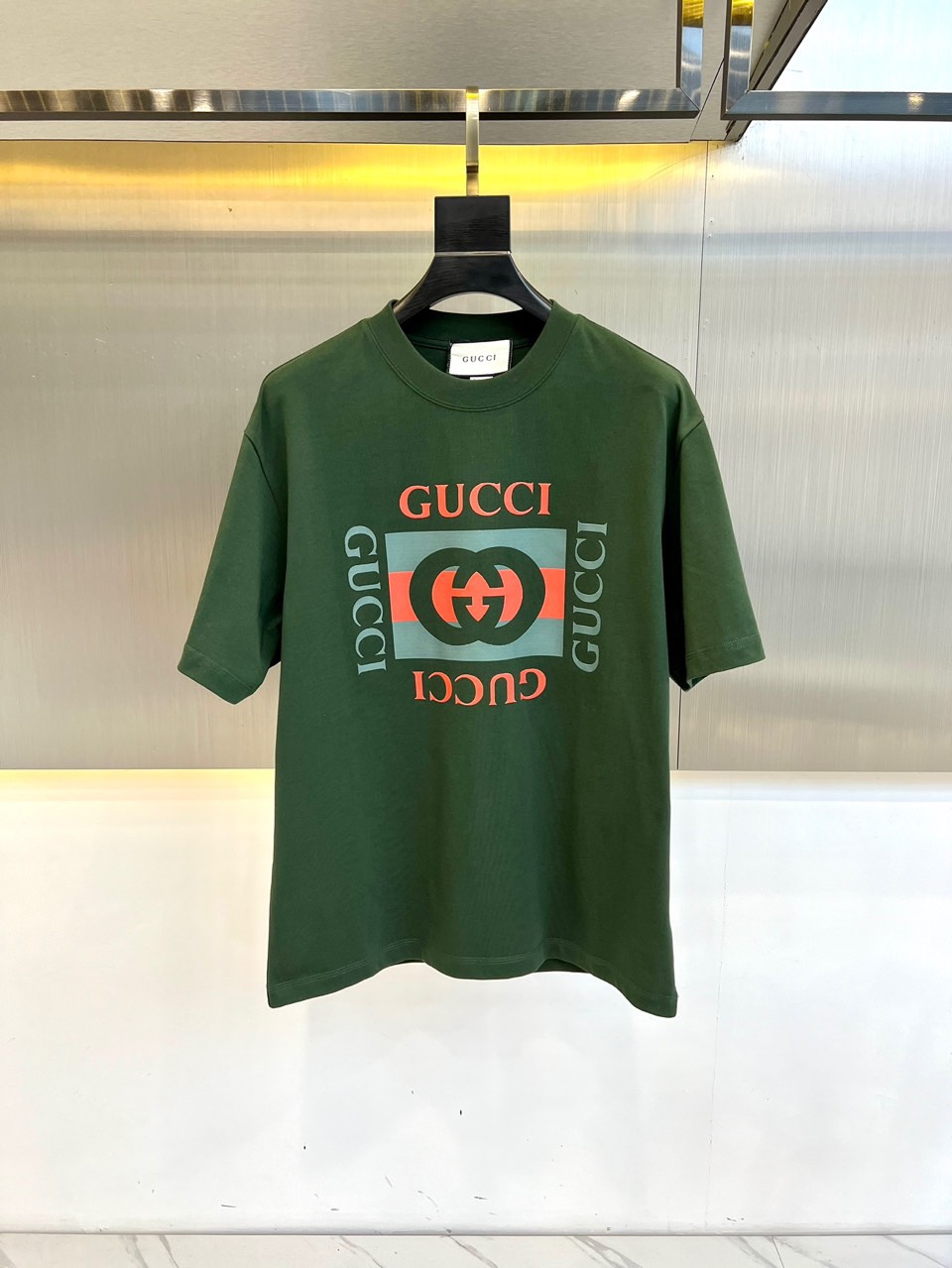 NO:496126,Gucc and Balenciaga jointly created a new spring and summer double G letter logo printed round short-sleeved T-shirt, soft jersey knitted slim round neck T-shirt, customized counter literacy top European cotton fabric, original fixed-woven ribs, neat car line. Interlocking 'double G' printing, fashionable and fashionable upper body, super age-reducing temperament, the upper body effect is excellent, casual and versatile!  S-3XL exclusively available, balenciaga,gucci,gucci,T-shirt,tees,t-shirt,alexander wang19860909Gucc古驰、巴黎世家联名春夏新品双g字母logo印圆短袖t恤,柔软平纹针织修身圆领t恤,定制专柜扫盲顶级欧棉面料,原版定织罗纹,车线整齐.互扣式“双g”印花,上身时髦洋气、超级减龄显气质,上身效果极赞,随意百搭！S-3XL独家专供,,balenciaga,gucci,gucci,T-shirt,tees，t-shirt,alexander wang,Men's clothing