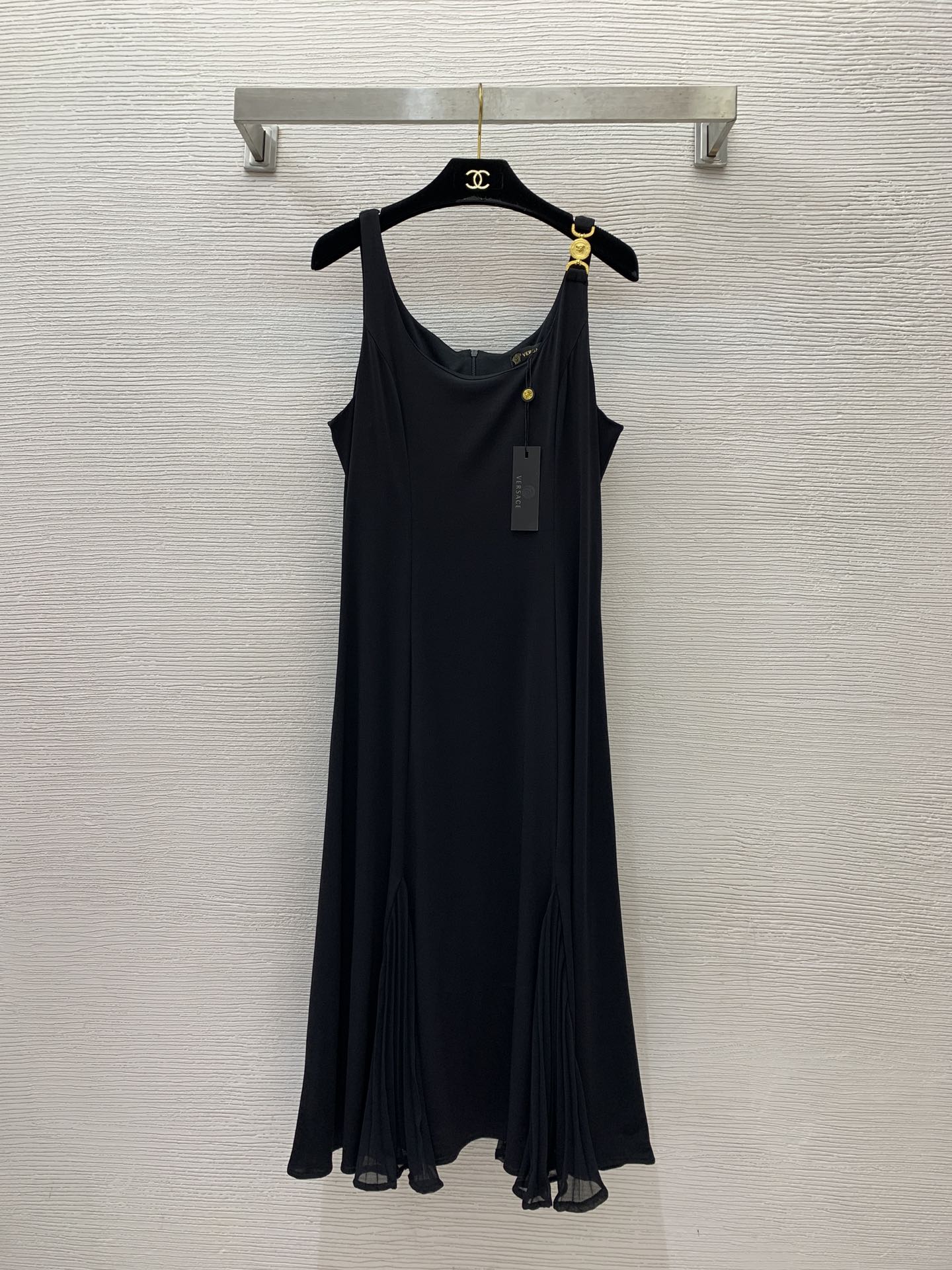 NO:323426,Model number D24070391 VERSAC* newest classic Medusa gold accessories decorative perspective yarn splicing slim fit slim suspender dress, with high elasticity of fabric!  Black, (M size bust 90, skirt length 112) hair, versace, skirts, alexander wang19860909款号D24070391 VERSAC*新款 经典美杜莎金色配件装饰透视纱拼接修身显瘦吊带连衣裙,面料高弹力！黑色,（M码胸围90,裙长112）发,,versace,skirts,alexander wang,Women's clothing
