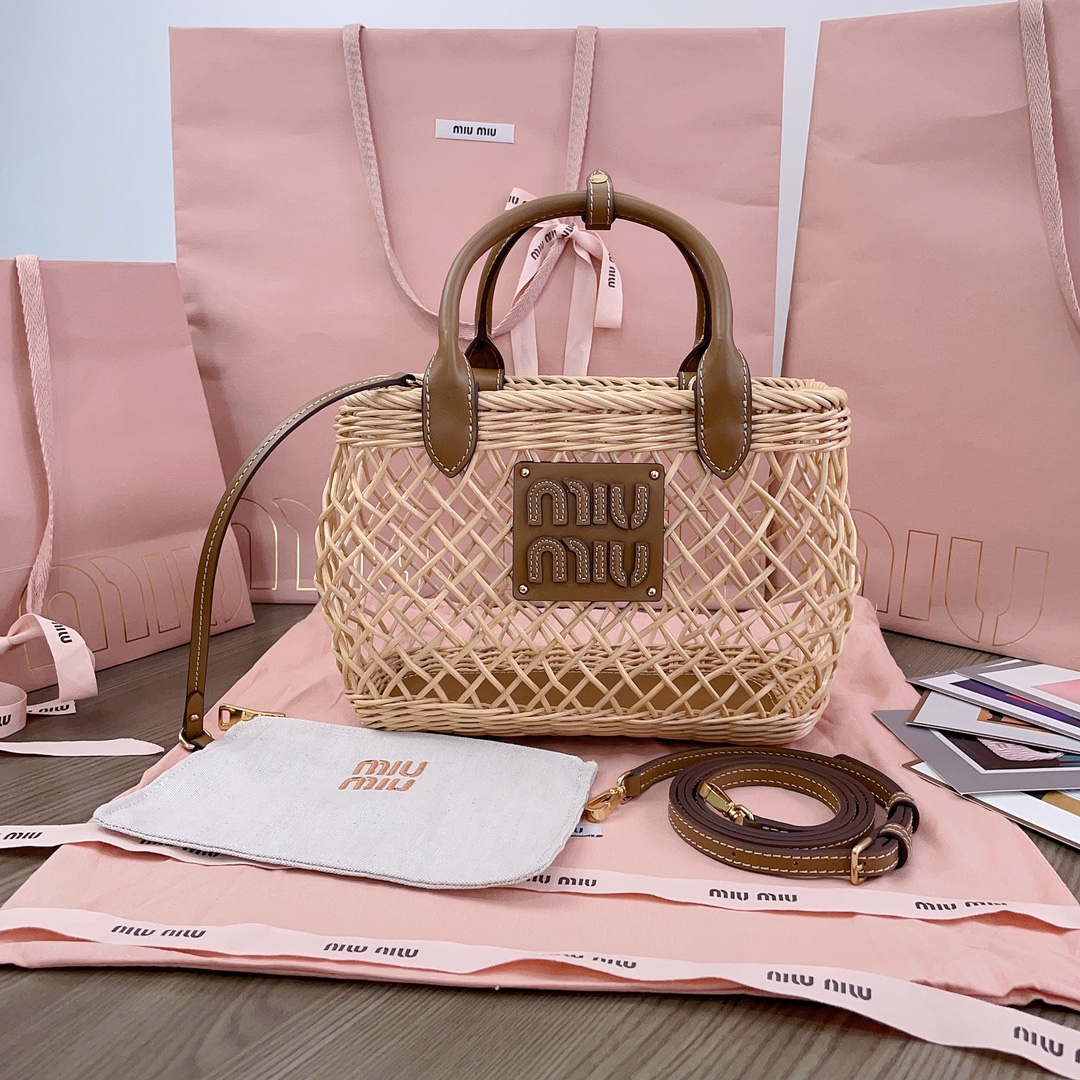 NO:199386,Genuine grade 5BA286, Miu summer pastoral vacation style, new woven hollow vegetable basket, special rattan arc design makes the bag very novel, unique and three-dimensional and stylish. The front hand-sewn leather logo logo, double leather shoulder straps, canvas zipper bag inside, paired with adjustable leather long shoulder straps, picnics, pastoral vacations, and beach trips are all excellent choices, size 24 X 18 X 9 cm, MIUMIU, miumiu19860909正品级 5BA286, Miu夏日田园度假风,新款编织镂空菜篮子,特别的藤编弧型设计使得包型非常新颖别致又立体有型,正面手工缝制皮革logo标识,双皮革手提肩带,内配帆布拉链小包,搭配可调节皮革长肩带,外出野餐,田园度假,海边游玩都是绝佳选择,尺寸24 X 18 X 9 cm,MIUMIU,miumiu,Bag