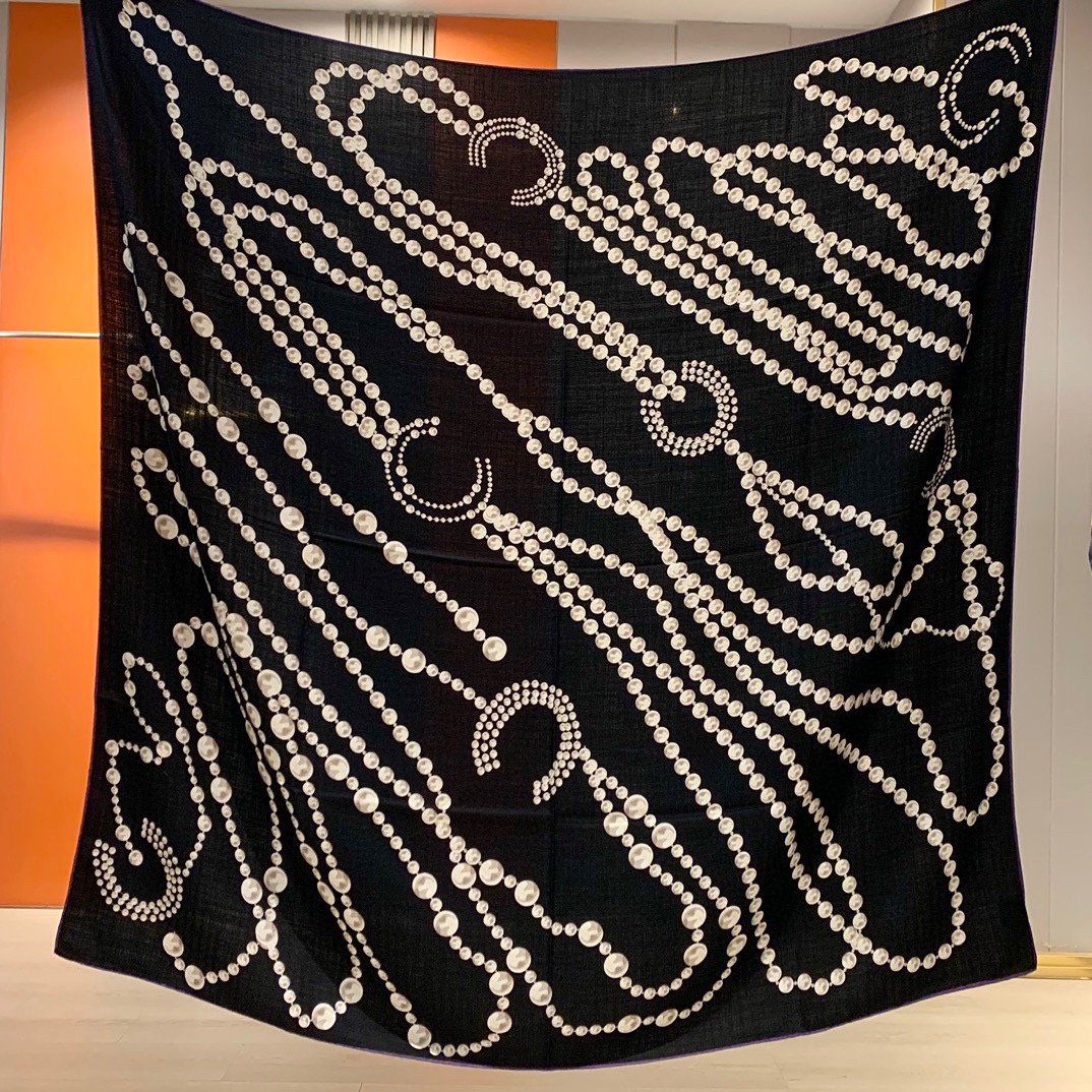 💰上新💞【双面同色丝毛方巾】手工卷边山羊绒和真丝混纺披肩（70%山羊绒，30%桑蚕丝）这款披肩采用经典山