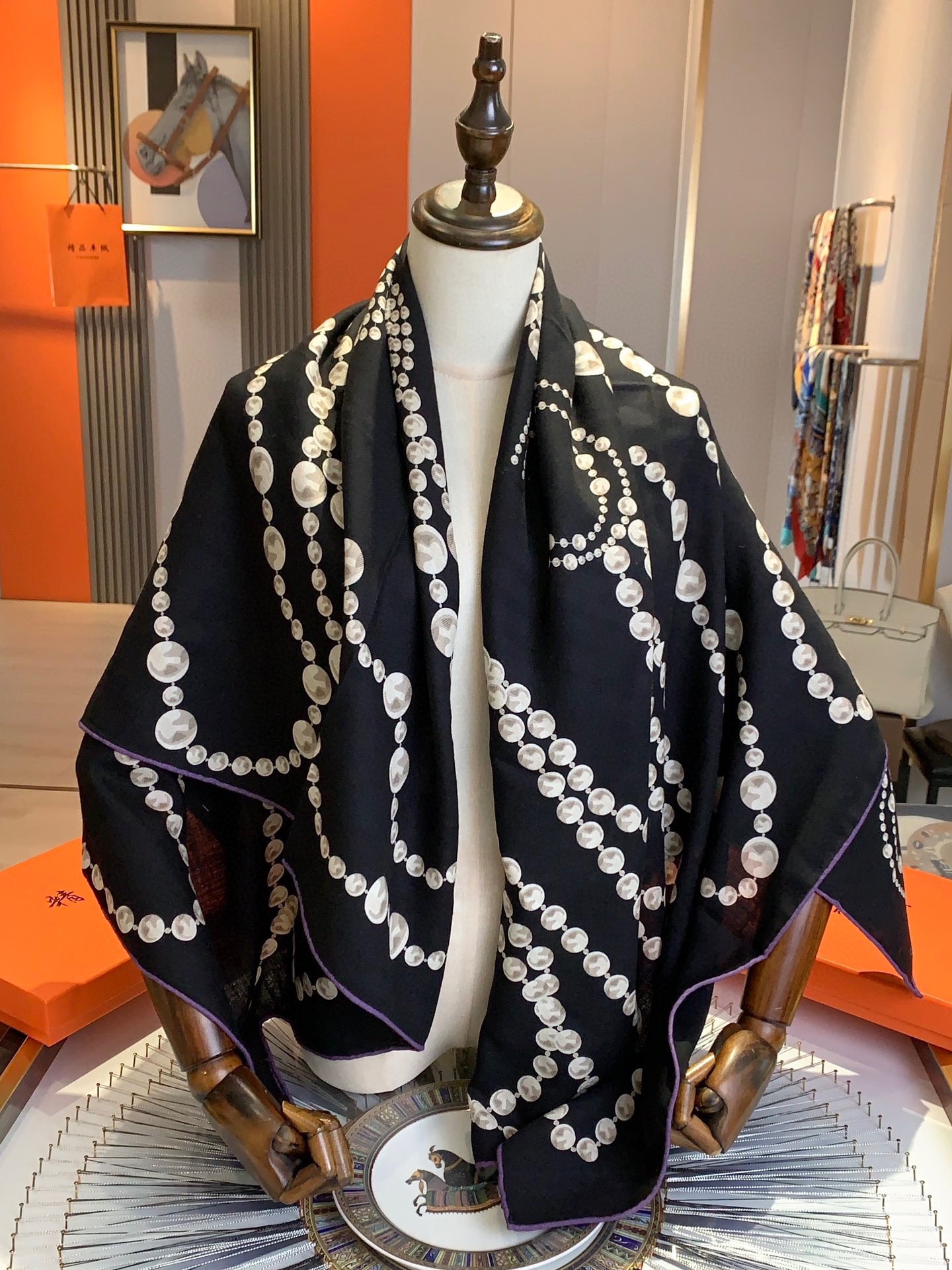 💰上新💞【双面同色丝毛方巾】手工卷边山羊绒和真丝混纺披肩（70%山羊绒，30%桑蚕丝）这款披肩采用经典山