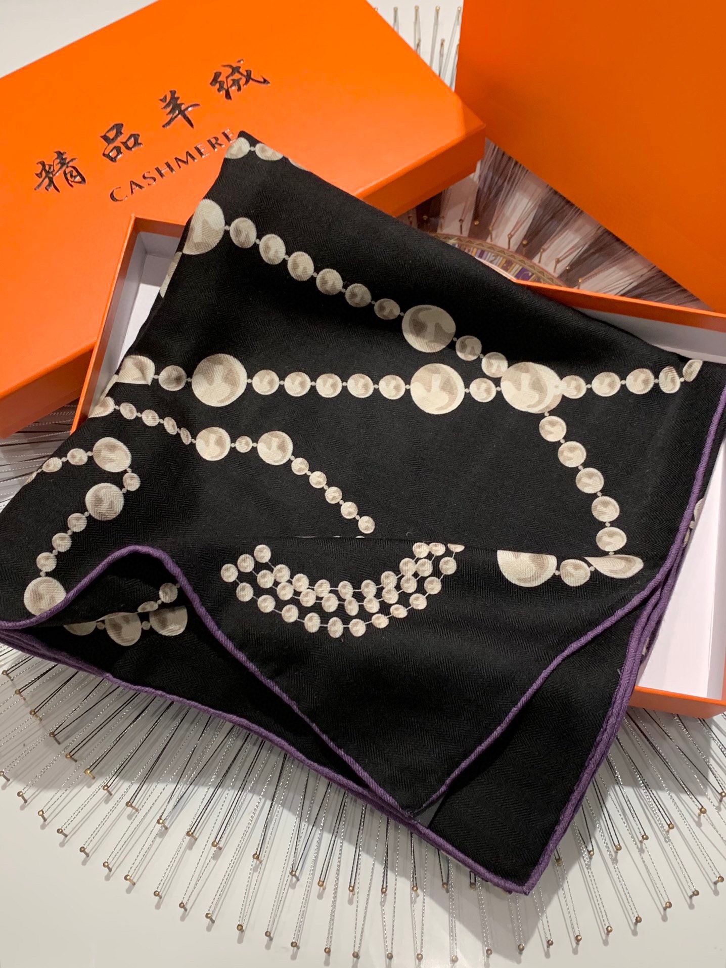 💰上新💞【双面同色丝毛方巾】手工卷边山羊绒和真丝混纺披肩（70%山羊绒，30%桑蚕丝）这款披肩采用经典山