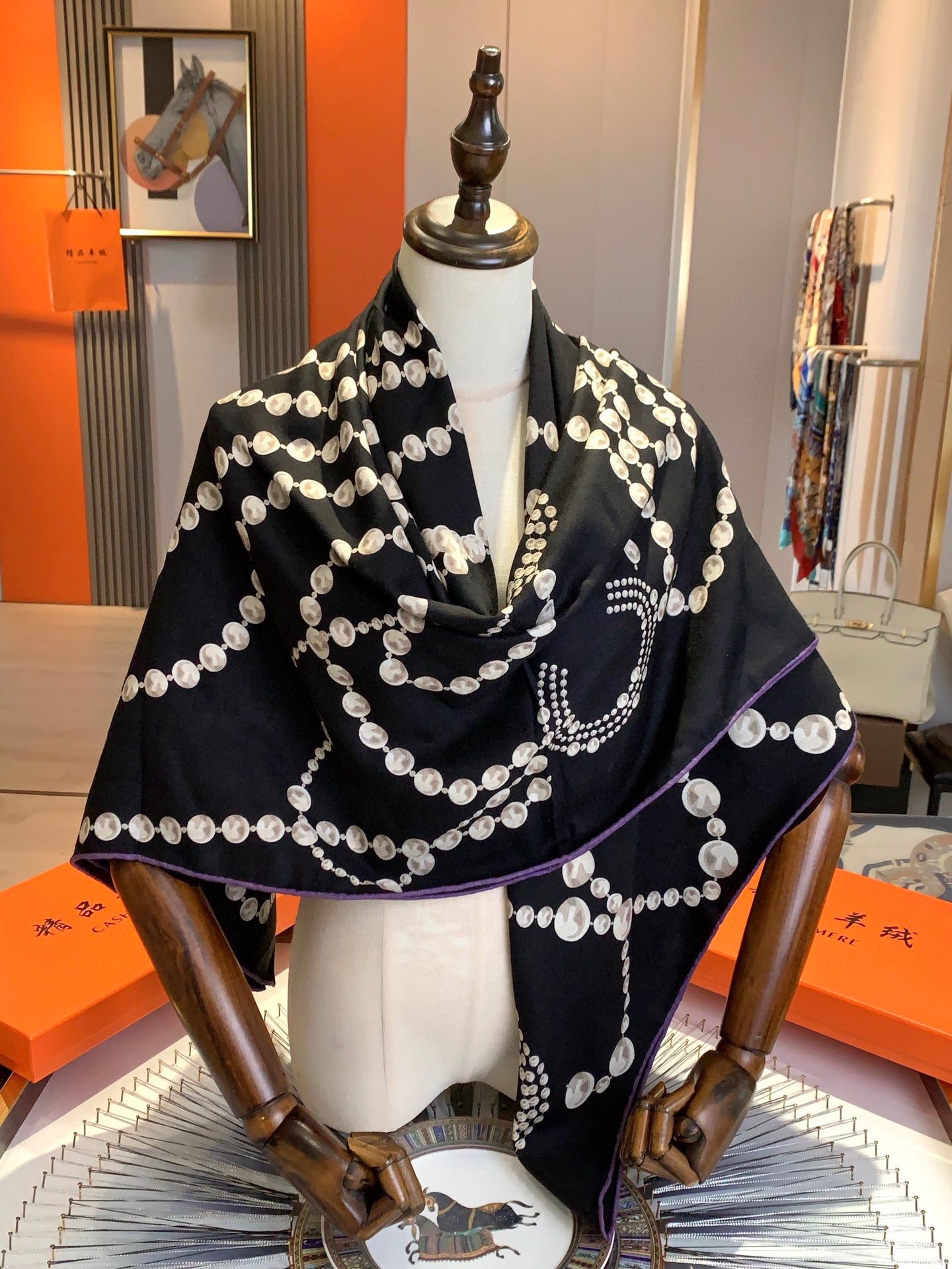 💰上新💞【双面同色丝毛方巾】手工卷边山羊绒和真丝混纺披肩（70%山羊绒，30%桑蚕丝）这款披肩采用经典山