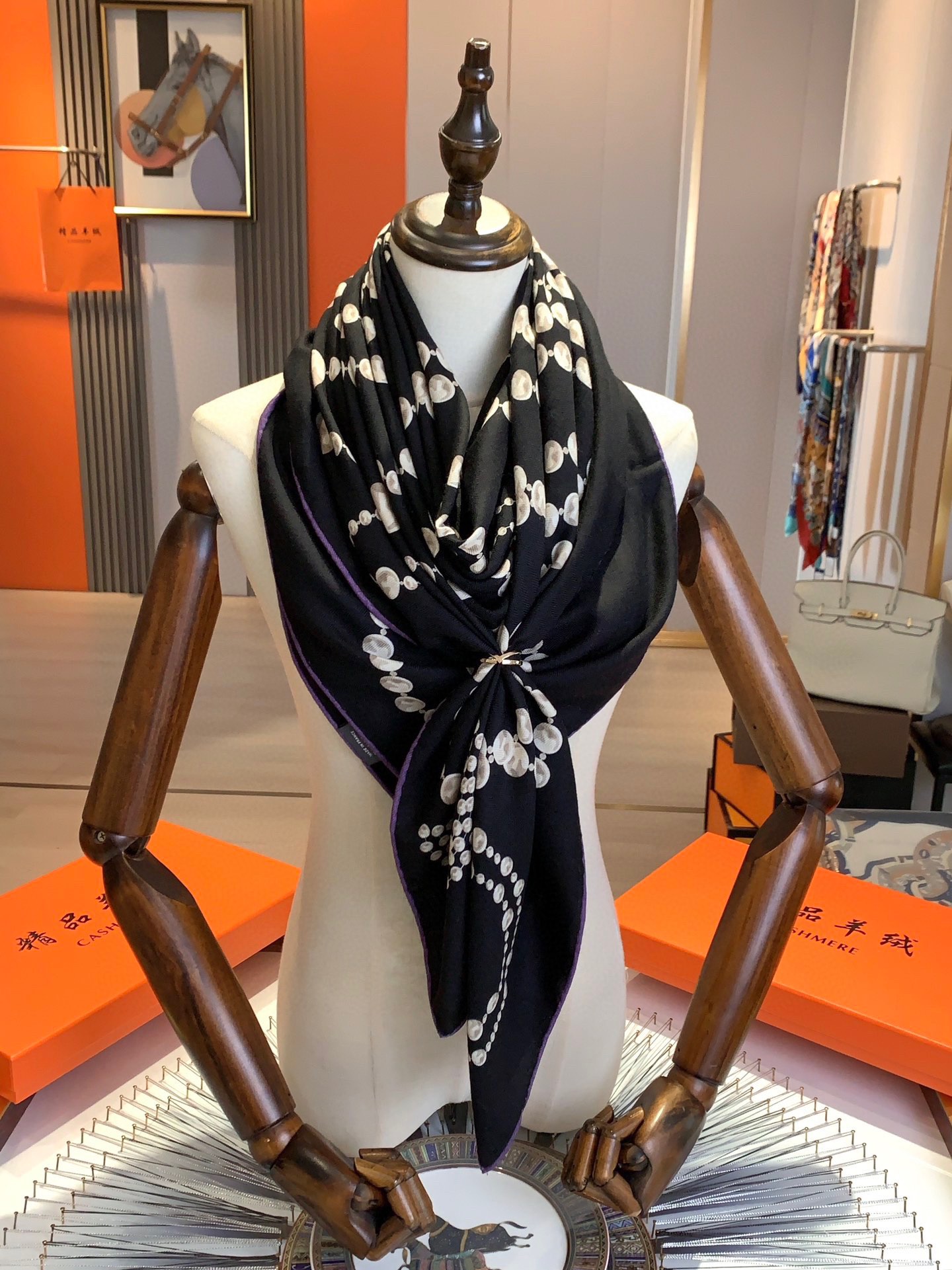 💰上新💞【双面同色丝毛方巾】手工卷边山羊绒和真丝混纺披肩（70%山羊绒，30%桑蚕丝）这款披肩采用经典山