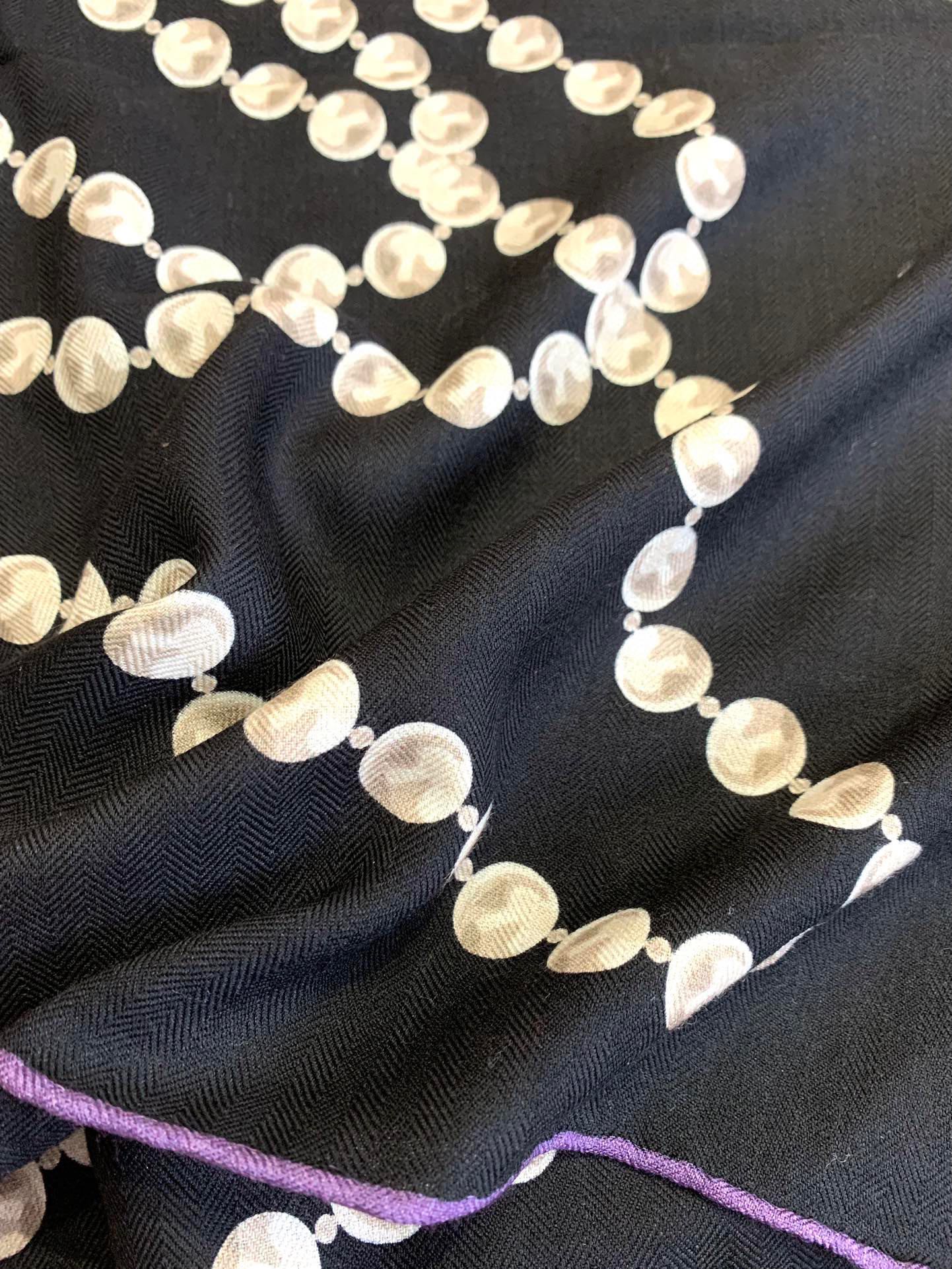 💰上新💞【双面同色丝毛方巾】手工卷边山羊绒和真丝混纺披肩（70%山羊绒，30%桑蚕丝）这款披肩采用经典山