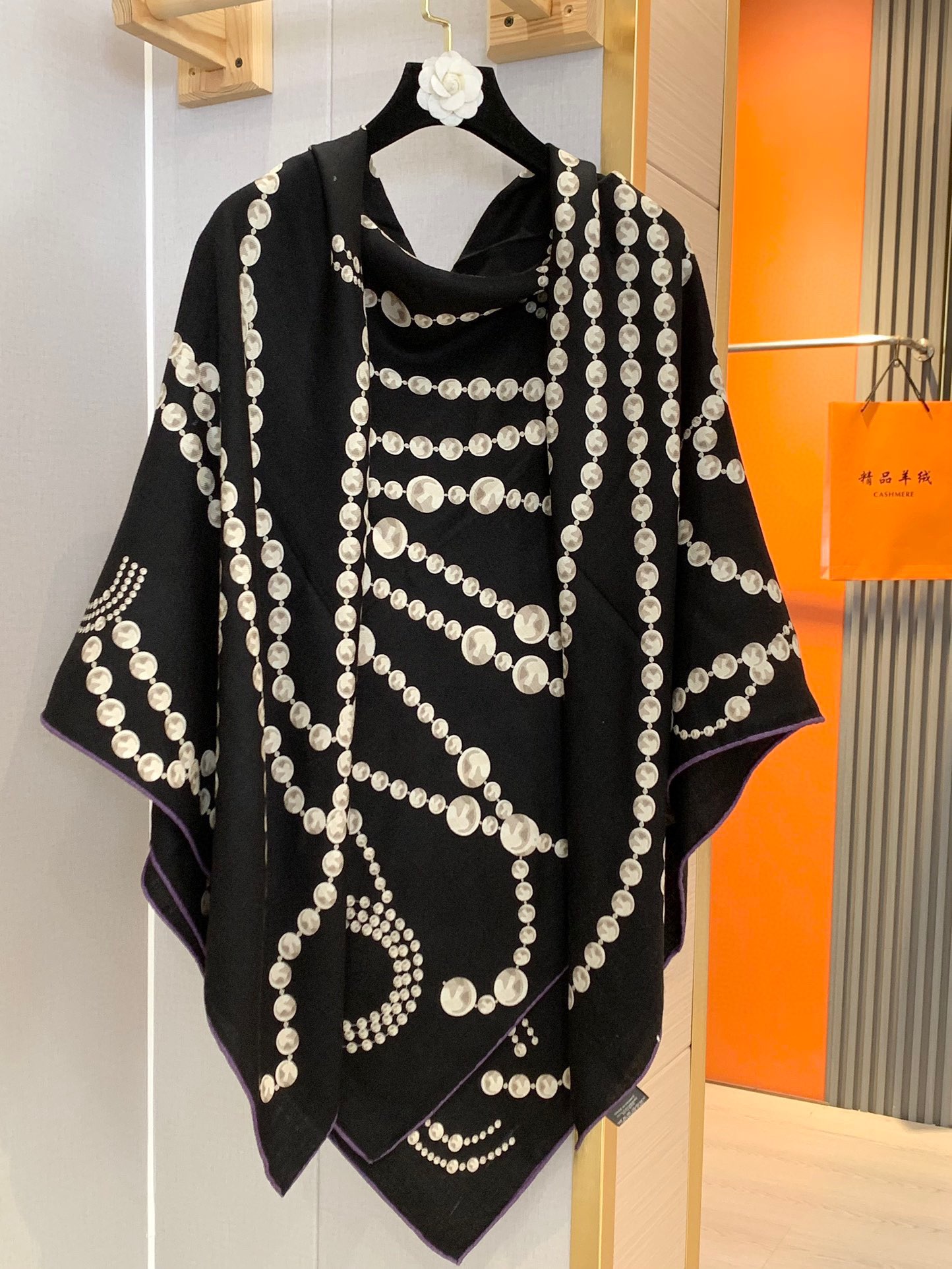 💰上新💞【双面同色丝毛方巾】手工卷边山羊绒和真丝混纺披肩（70%山羊绒，30%桑蚕丝）这款披肩采用经典山