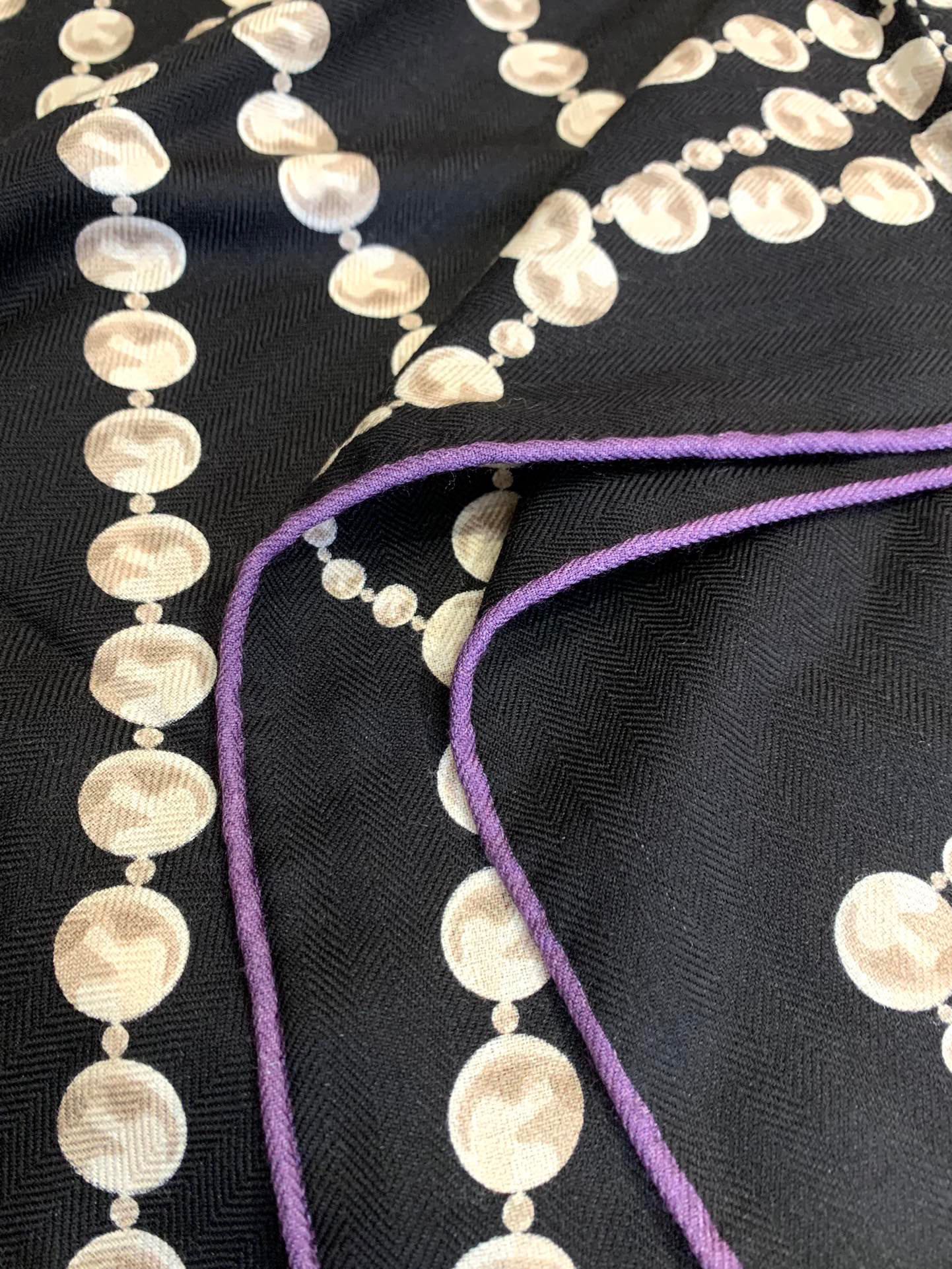 💰上新💞【双面同色丝毛方巾】手工卷边山羊绒和真丝混纺披肩（70%山羊绒，30%桑蚕丝）这款披肩采用经典山