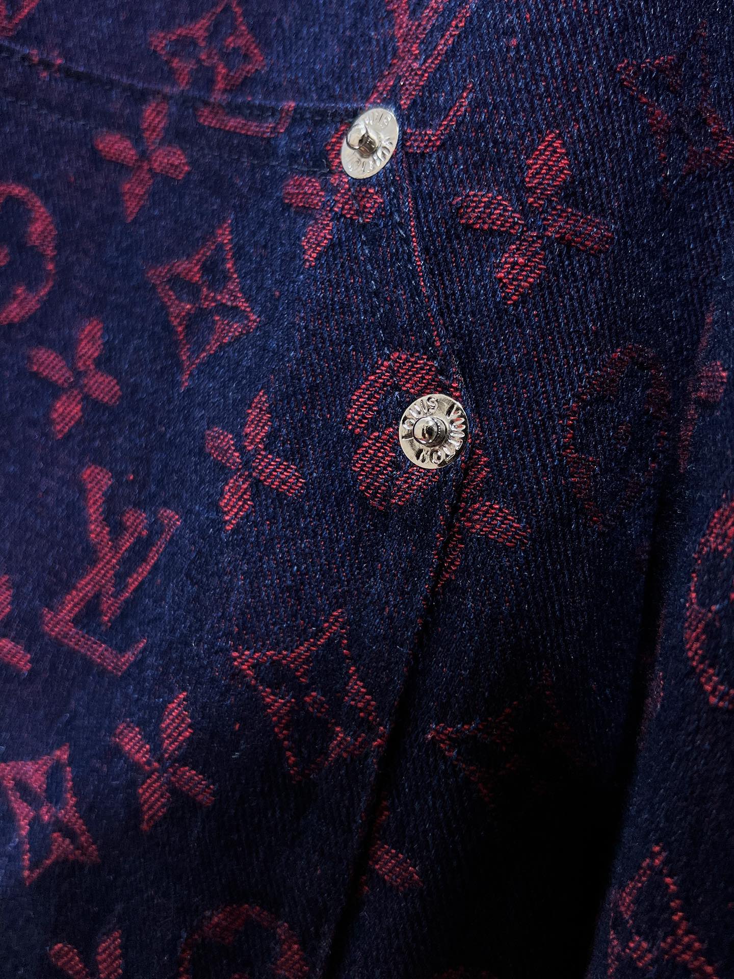 P160   路易威登  LV  2025早秋新款 翻领  夹克 外套，高端版本！专柜定制面料 透气舒适度高，细节无可挑剔，品牌元素设计理念，体现高品质。手感细腻柔软！呈现休闲裁剪，上身版型超赞！🐉码数：M-3XL