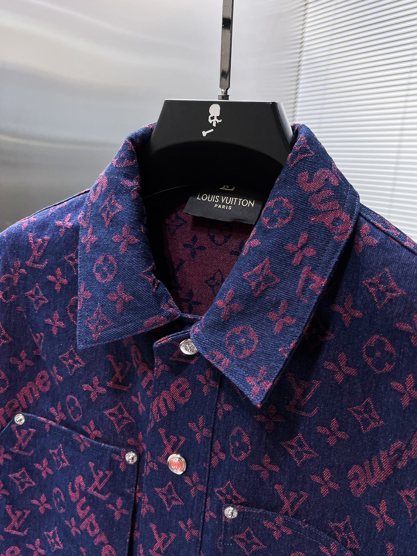 P160   路易威登  LV  2025早秋新款 翻领  夹克 外套，高端版本！专柜定制面料 透气舒适度高，细节无可挑剔，品牌元素设计理念，体现高品质。手感细腻柔软！呈现休闲裁剪，上身版型超赞！🐉码数：M-3XL