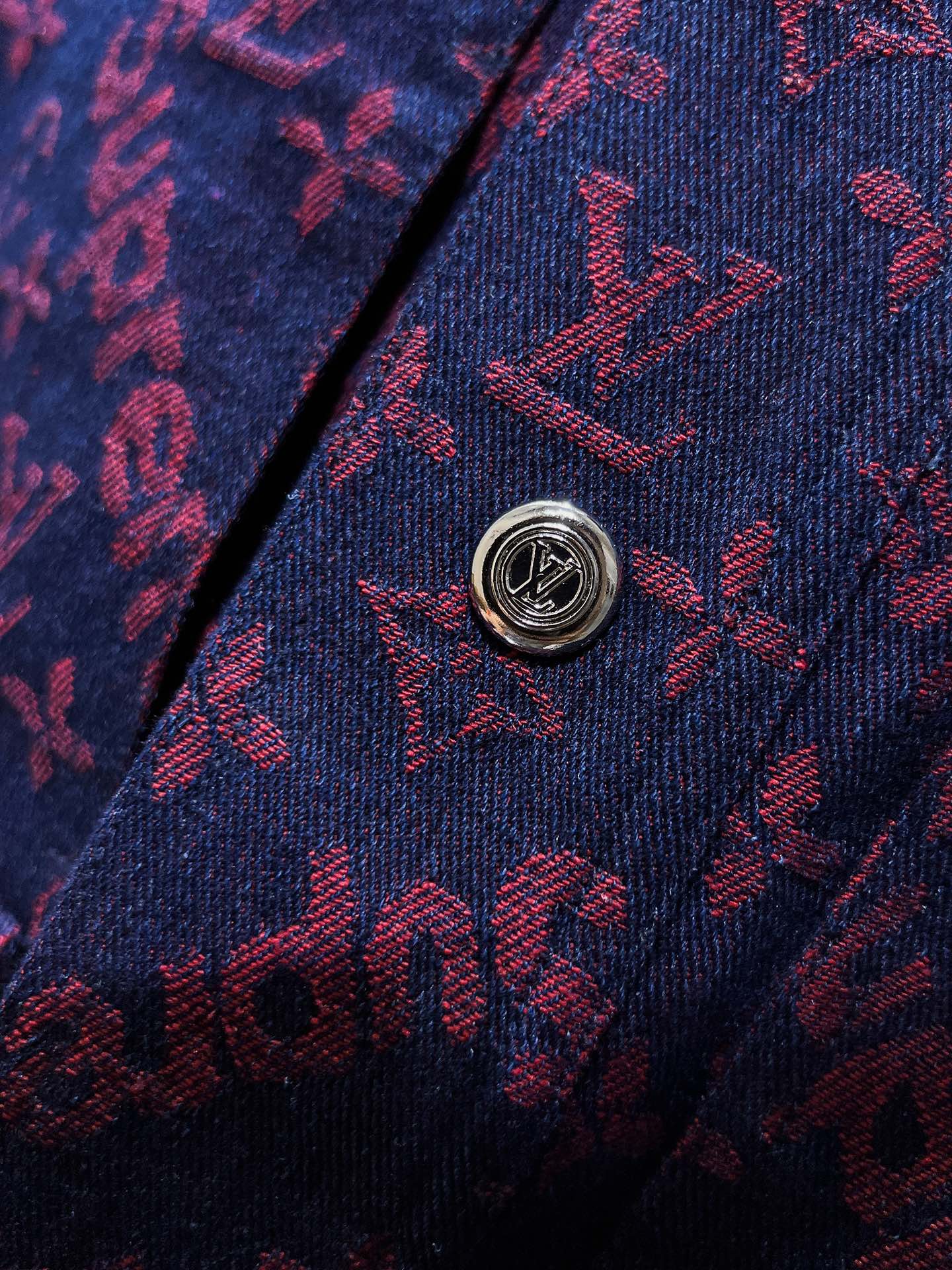 P160   路易威登  LV  2025早秋新款 翻领  夹克 外套，高端版本！专柜定制面料 透气舒适度高，细节无可挑剔，品牌元素设计理念，体现高品质。手感细腻柔软！呈现休闲裁剪，上身版型超赞！🐉码数：M-3XL