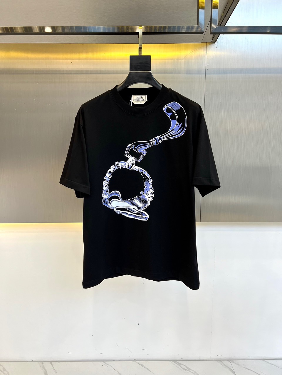 NO:496119,H Hermès and new spring and summer products are available for new short-sleeved T-shirts. They are made of imported mercerized cotton fabric, with delicate and soft fabrics. The upper body is naturally comfortable and cool. The front piece imported laser patch craftsmanship is colorful and clear, and the color is very clear, which highlights the overall styling and body-slimming feeling. The overall craftsmanship line is really impeccable!  High-end good goods!  S-3XL exclusively available, hermes, T-shirt,tees, t-shirt,alexander wang19860909H爱马仕、春夏新品发售新品短袖T恤.采用进口丝光欧棉面料,面料细腻柔软 上身自然是舒适 凉爽,前片进口镭射贴片工艺,彩炫立体清晰,颜色十分清晰,非常的凸显整体的造型感以及修身上身感 整体的工艺车线真的是无可挑剔！高端好货！S-3XL独家专供,,hermes,T-shirt,tees，t-shirt,alexander wang,Men's clothing