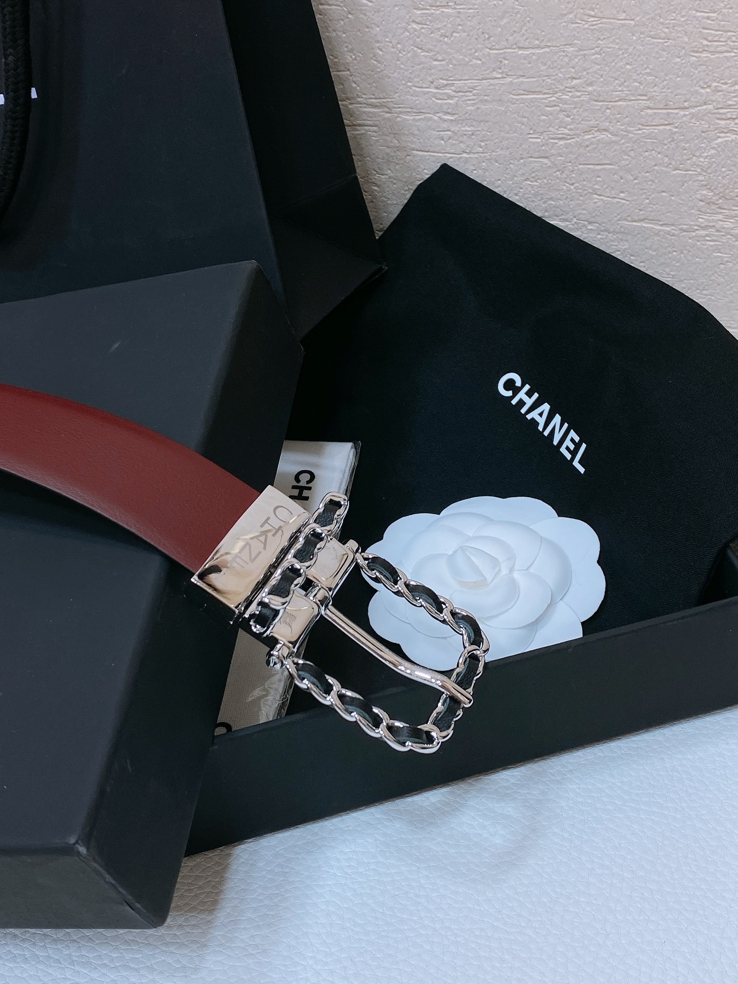 chanel24独家首发原版小牛皮金色金属与小牛皮黑与红旋转五金一带两用简单优雅知性的搭配3.0cm精品