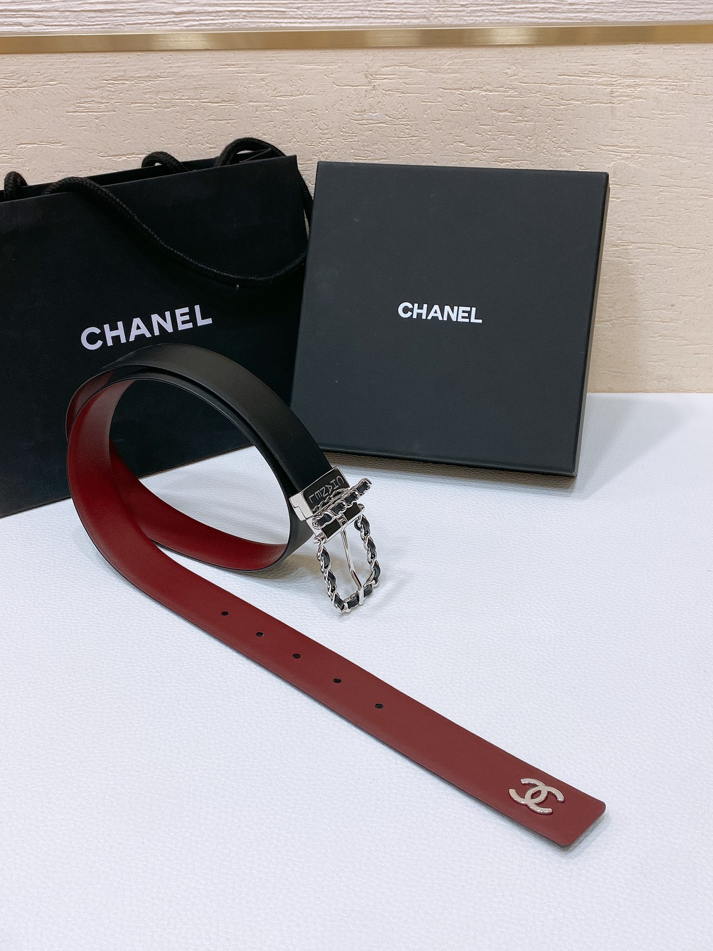 chanel24独家首发原版小牛皮金色金属与小牛皮黑与红旋转五金一带两用简单优雅知性的搭配3.0cm精品