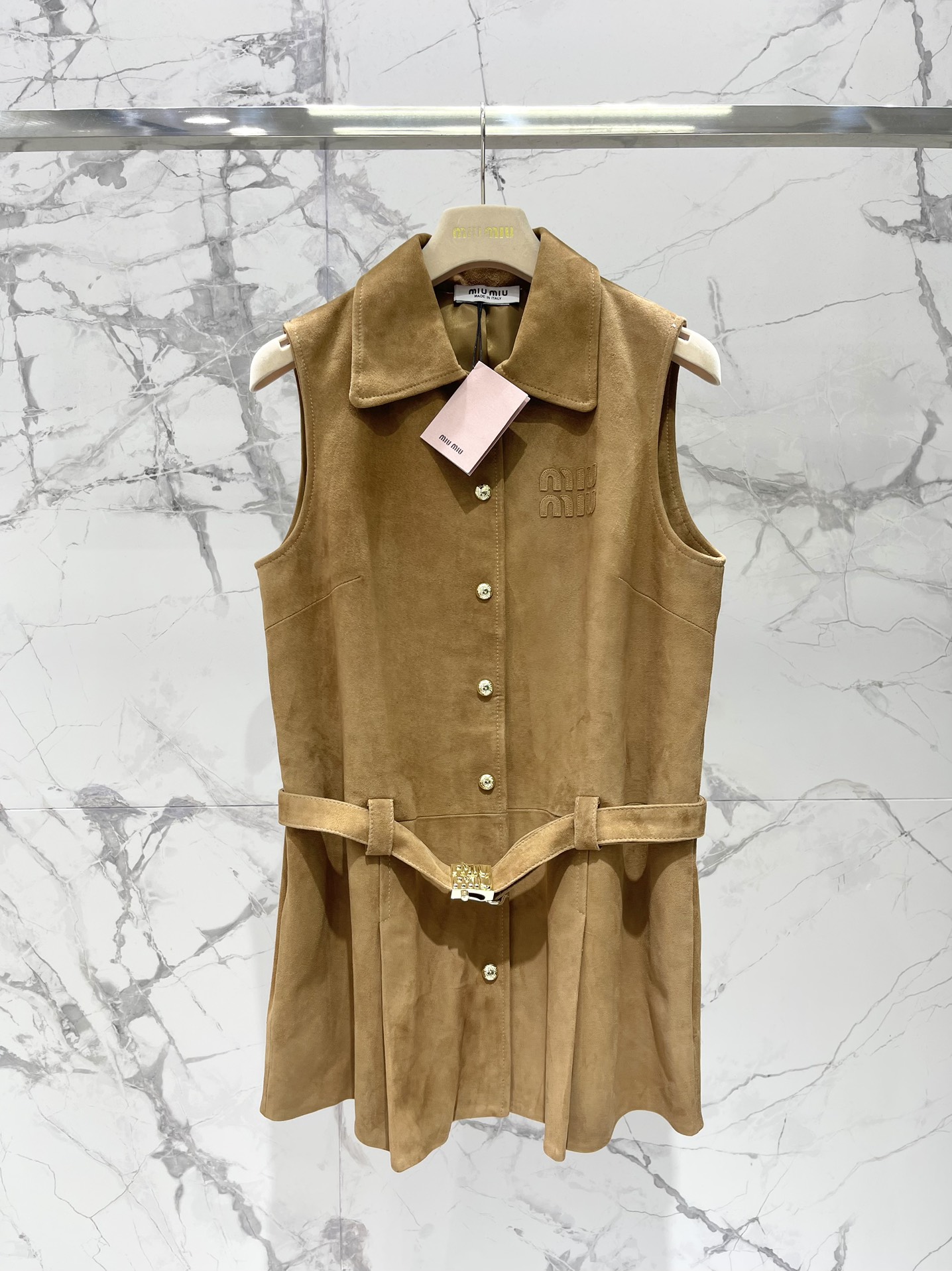 NO:868059,*Miu Miu's new summer style American-style layered retro brown deerskin dress and short skirt. Retro brown tone, full of high-end feeling, as if she is a gentle woman who has stepped out of the old times, with a sense of uninhibited rebellion. In terms of material, the touch of deerskin is amazing!  Soft yet stiff, it keeps you warm while still feeling light in summer, making it the perfect choice for the transition period between spring and summer!  It’s super noble. The size is SML, Miu Miu-clothing, skirts,19860909*缪缪夏季新款 美式叠穿复古棕色鹿皮绒连衣裙短裙 复古棕调,高级感满满,仿佛是从旧时光里走出来的温柔女子,又带着一丝不羁的叛逆感 材质上,鹿皮绒的触感简直了！ 柔软又不失挺括,穿上身既保暖又不失夏日轻盈感,简直是春夏过渡期的完美选择！超级显贵气啊 码数SML,缪缪-服装,skirts,,Women's clothing