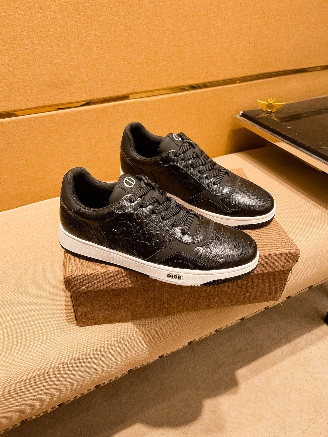 NO:347215,[Dio] High-end Men's Shoes Brand Official Website 11's latest masterpiece upper is made of imported Italian cowhide, comfortable and breathable inner lining, original non-slip and wear-resistant sole, making walking more convenient and comfortable!  Exclusive new style, amazing work, beautiful 11 ​​replica [color] compared to the official quality!  Create a fashionable personality to set off your uniqueness!  Must-have for trendy men! Classic size: 38-44 Multi-color available, dior, cowhide19860909【迪奥】男鞋高端品牌 官网11最新力作鞋面采用意大利进口头层牛皮搭配 舒适透气内里原版防滑耐磨大底制作,让行走更加便捷舒适！独家新款,惊世之作,与官方的质量相比美的11复刻[色]！打造时尚个性衬托你的与众不！潮男必备!经典尺码: 38—44 颜色多色可选,,dior,cowhide,Men's shoes