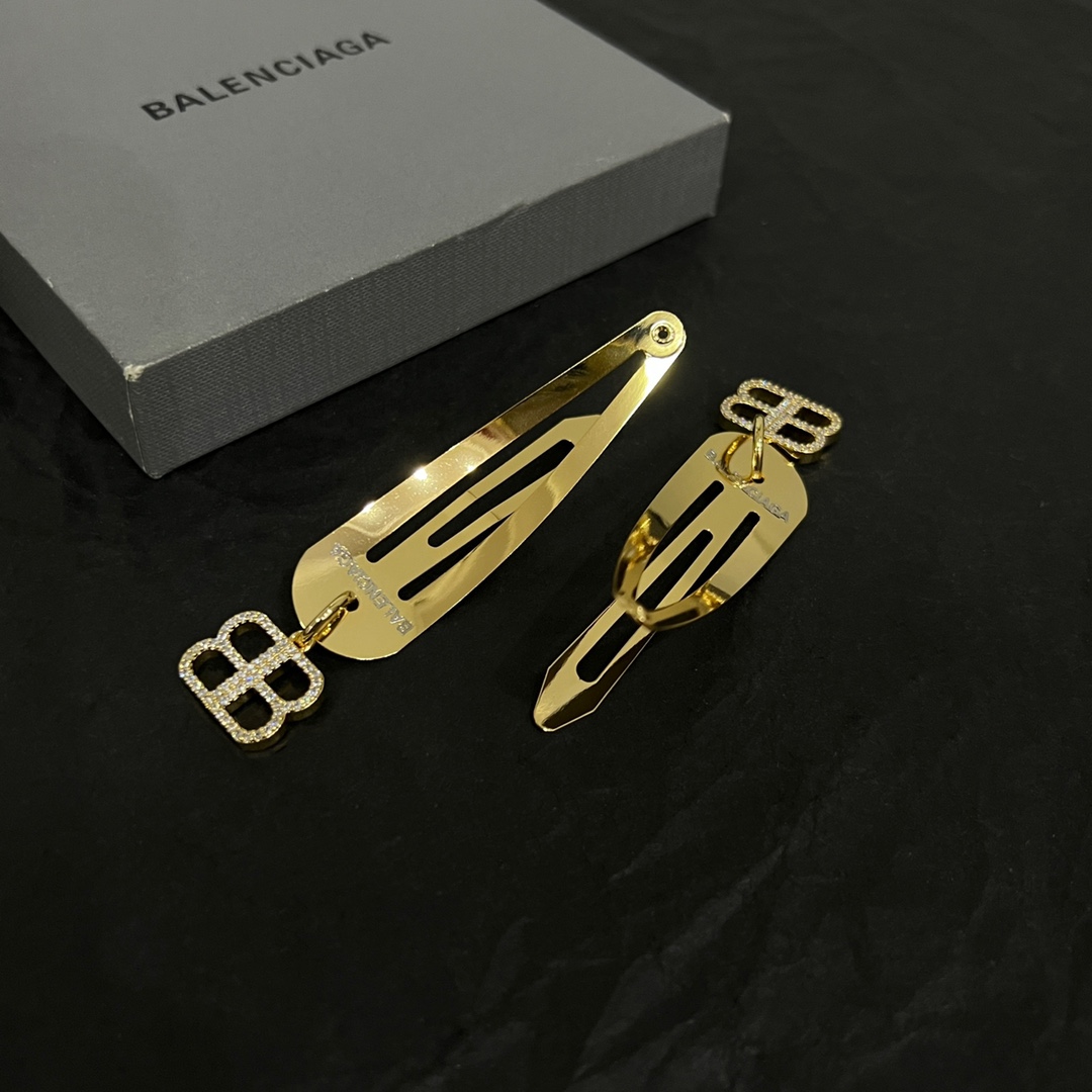The Parisian Balenciaga, with a hair clip, a retrophobe, a simple, generous gold medal, and a nice suit - 图片 4