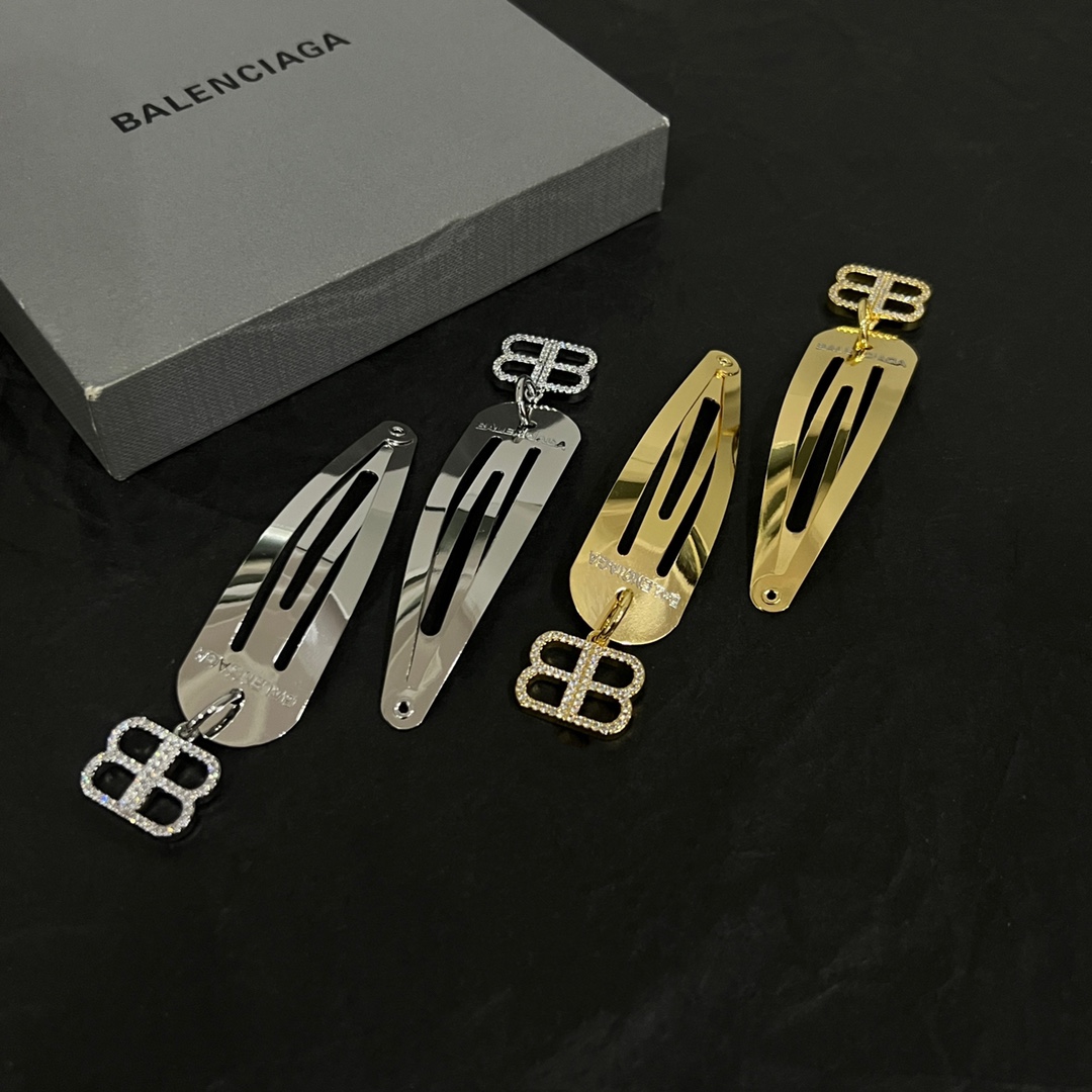 The Parisian Balenciaga, with a hair clip, a retrophobe, a simple, generous gold medal, and a nice suit - 图片 3