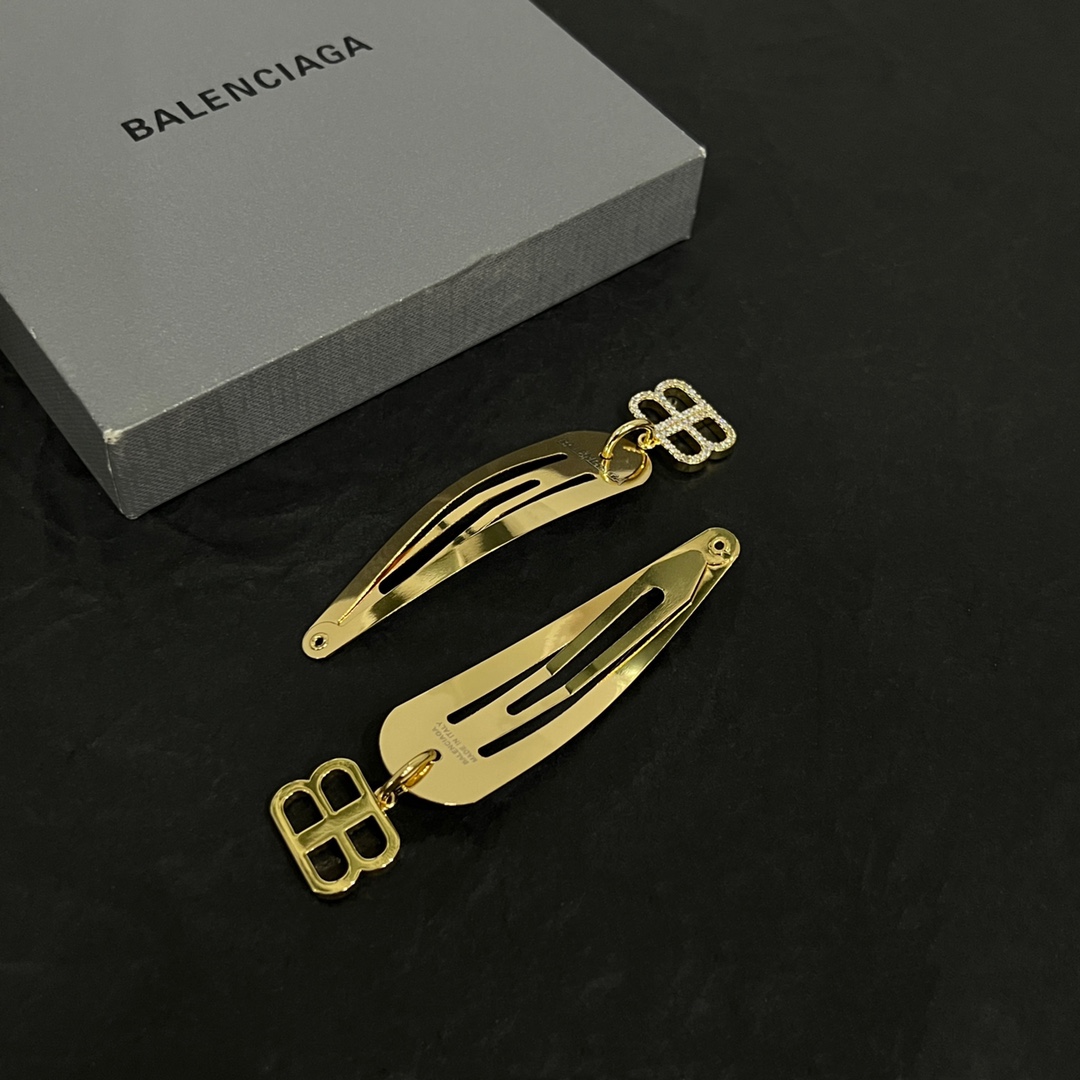 The Parisian Balenciaga, with a hair clip, a retrophobe, a simple, generous gold medal, and a nice suit - 图片 5