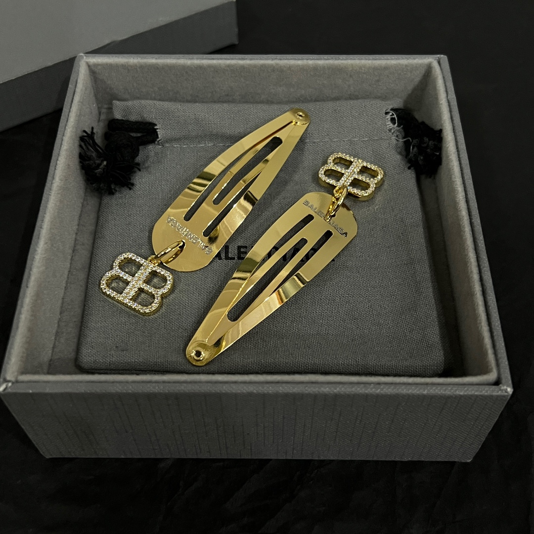 The Parisian Balenciaga, with a hair clip, a retrophobe, a simple, generous gold medal, and a nice suit - 图片 2
