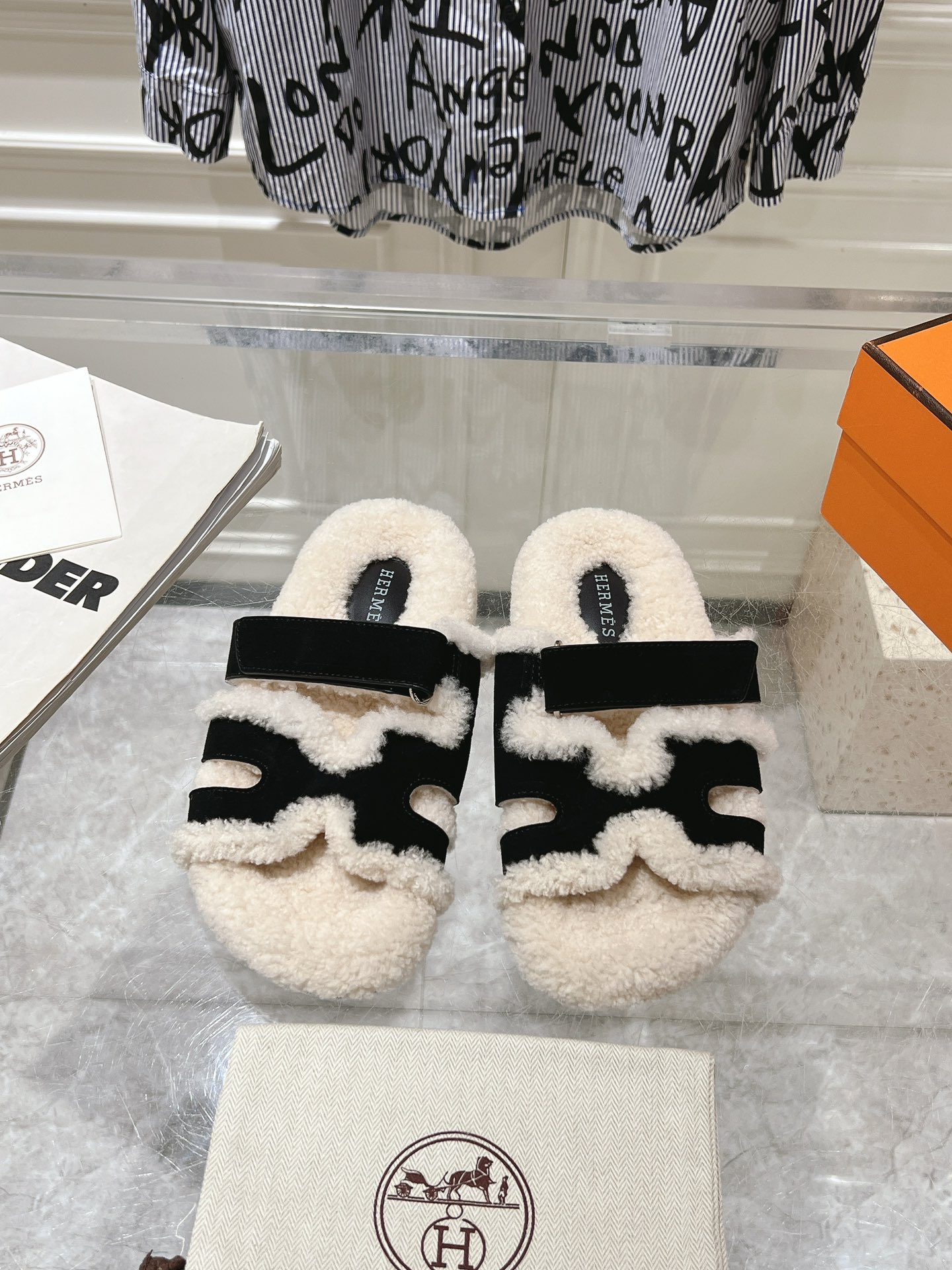 NO:668451,Herme* Hermès' new second uncle's wool slippers. Hermès' classic H plus fluffy wool design makes people fall in love with the casual second uncle's slippers at first sight. The leather is custom-made Hermès cowhide from Italy. The feet and lining are all made of Australian imported lamb wool, which is super warm!  The outsole is a custom-made original TPU outsole!  !  Size women's 35-42 (women's 40.41.42. Customized and non-refundable), fur shoes and slippers, hermes, hermes, slippers, cowhide19860909Herme* 爱马仕新款二舅毛拖 爱马仕经典的H加上毛茸茸的羊毛设计让人一眼就爱上随意的二舅拖 皮料是意大利定制的爱马仕专用牛皮 垫脚和内里全部采用澳洲进口羊羔毛超暖和！大底是开模订做的原版TPU大底！！ 码数女35-42（女40.41.42.订做不退换）,毛毛鞋拖鞋,hermes,hermes,slippers,cowhide,Women's Shoes