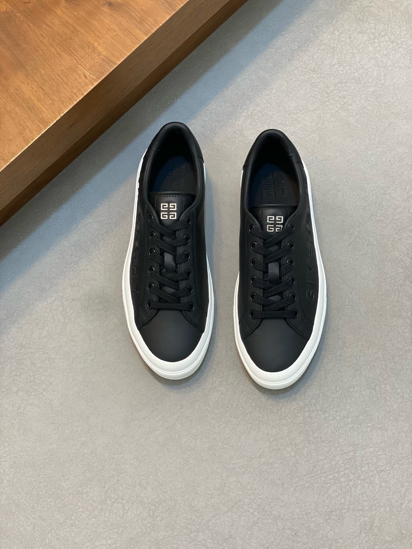 NO:218245,Brand GIVENCHY Color Original Color Number 39-44 Customized 38.45 Price Material Givenchy Top-grade Original Product!  The upper is sold simultaneously with cowhide and colored cloth water-dyed cowhide leather. Original outsole. The style is fashionable, simple and elegant. All-match style. Givenchy casual shoes. Givenchy, given, given, cowhide.19860909品牌GIVENCHY 颜色 原版配色 码数39-44定做38.45 价格 材质纪梵希顶级·原单货！精品好货专柜 同步发售鞋面采用牛皮搭配彩色布面水染牛皮里 原版大底 版型时尚简洁大方 百搭款,纪梵希休闲鞋,givenchy,givenchy,cowhide,Men's shoes