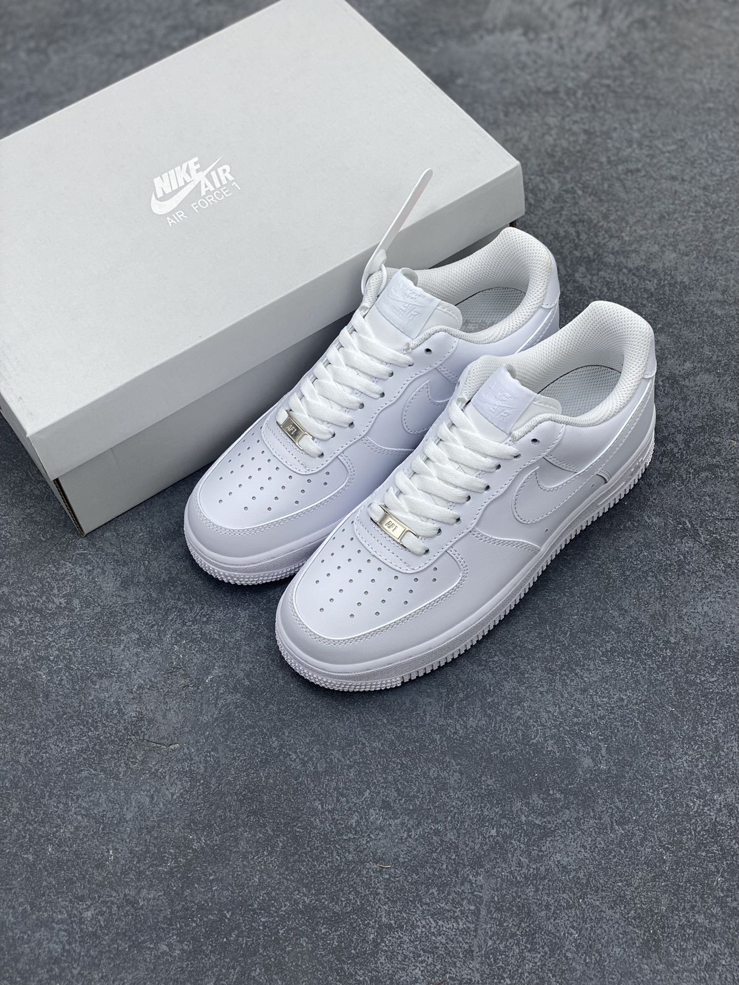 图片[8]-福利特价 免修版本 Nk Air Force 1 Mid 空军全白 纯白色 客供模具、打造最完美空军鞋型 专供实体专柜混卖 ，卖了上万双好评无数，欢迎对比 货号：CW2288-111 尺码：35.5 36 36.5 37.5 38 38.5 39 40 40.5 41 42 42.5 43 44 44.5 45 46 47-选品中心