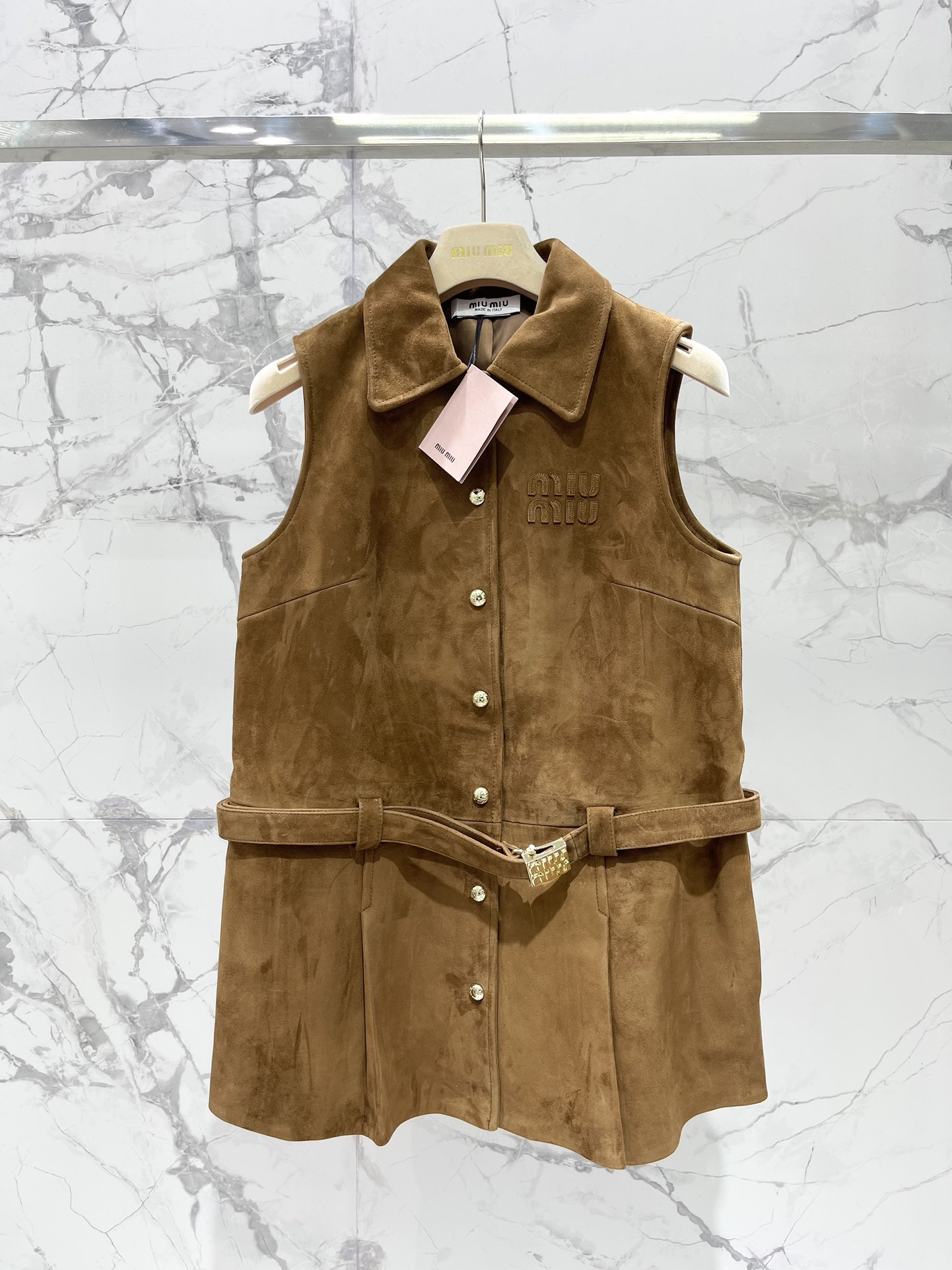 NO:868068,*Miu Miu's new summer style (higher version) American-style layered retro brown deerskin dress and short skirt. Retro brown tone, full of high-end feeling, as if she is a gentle woman who has stepped out of the old times, with a sense of uninhibited rebellion. In terms of material, the touch of deerskin is amazing!  Soft yet stiff, it keeps you warm while still feeling light in summer, making it the perfect choice for the transition period between spring and summer!  It’s super noble. The size is SML, Miu Miu-clothing, skirts,19860909*缪缪夏季新款（高版本） 美式叠穿复古棕色鹿皮绒连衣裙短裙 复古棕调,高级感满满,仿佛是从旧时光里走出来的温柔女子,又带着一丝不羁的叛逆感 材质上,鹿皮绒的触感简直了！ 柔软又不失挺括,穿上身既保暖又不失夏日轻盈感,简直是春夏过渡期的完美选择！超级显贵气啊 码数SML,缪缪-服装,skirts,,Women's clothing