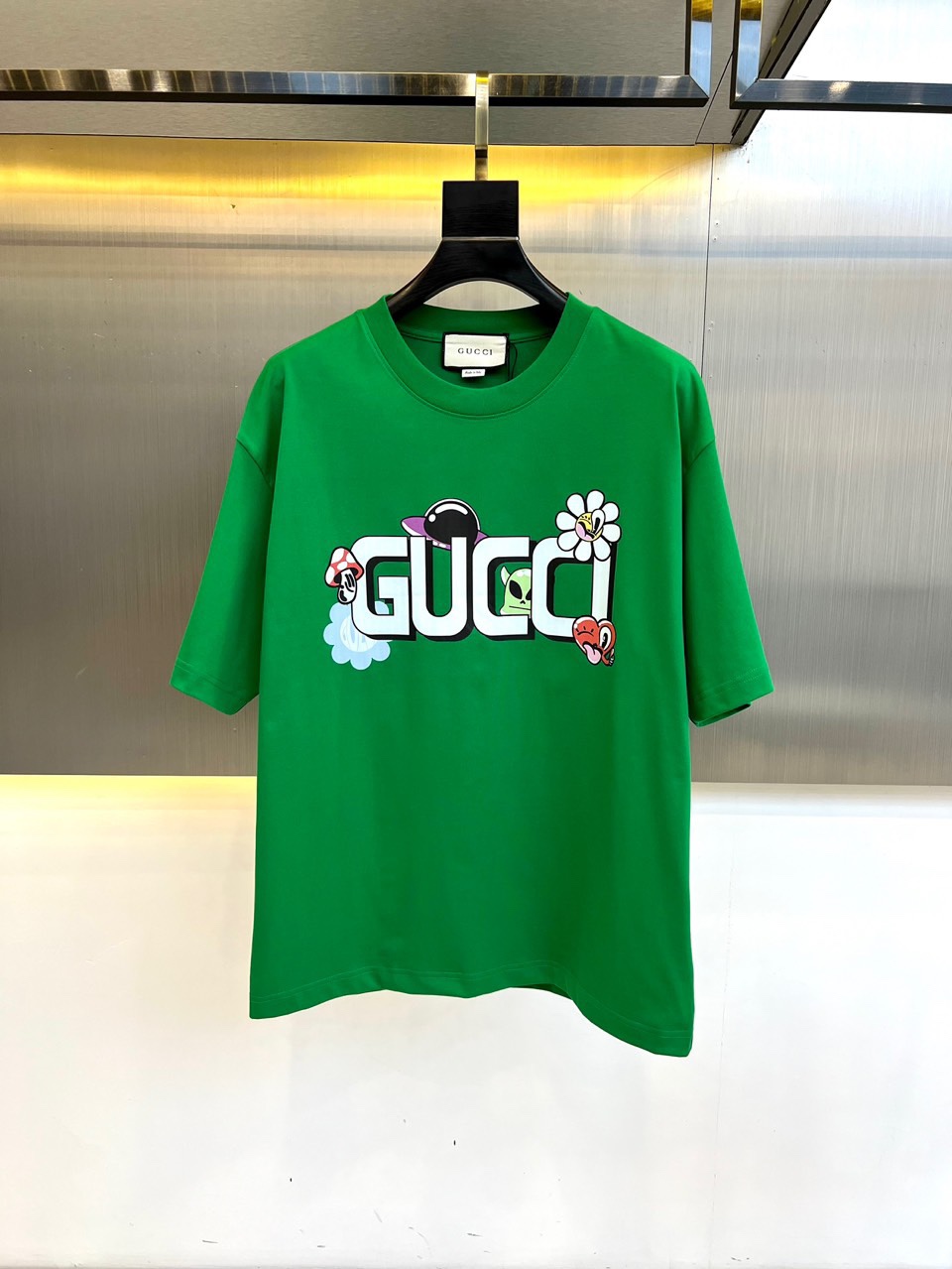 NO:496113,Gucc, new spring and summer style G home direct-shot printing double-yarn pure cotton short-sleeved T-shirt. Fine cotton plain fabric, nylon solid watermark, classic loose style, better spun breathable cotton fabric!  Comfortable and fit the body. It is woven into a combed cotton fabric, which is delicate and comfortable in skin-friendly, with strong shaving, breathable and hygroscopicity. It is not easy to pleat and does not require special care. Nylon solid paste has the characteristics of high fastness, high solid content, environmental protection, etc., which can provide clear and lasting printing effect. The upper body is comfortable and free, and it can also show a sense of casualness and fashion. S-3XL can wear up to 220 catties exclusively for, gucci, gucci, gucci, T-shirt, tees, t-shirt, alexander wang19860909Gucc古驰、春夏新款 G家直喷印双纱纯棉短袖T恤. 精棉平纹面料、尼龙固浆水印、经典宽松版型,选用精纺透气棉质面料！舒适贴合身形.织成精梳棉布料,亲肤感细腻舒适,挺刮透气吸湿性强劲.不易出褶亦不需要特别打理.尼龙固浆具有高牢度、高固含、环保等特点,可以提供清晰、持久的印花效果.上身舒适和自由,同时也能展现出一种随性和时尚感.S-3XL 最大可穿220斤独家专供,,gucci,gucci,gucci,T-shirt,tees，t-shirt,alexander wang,Men's clothing