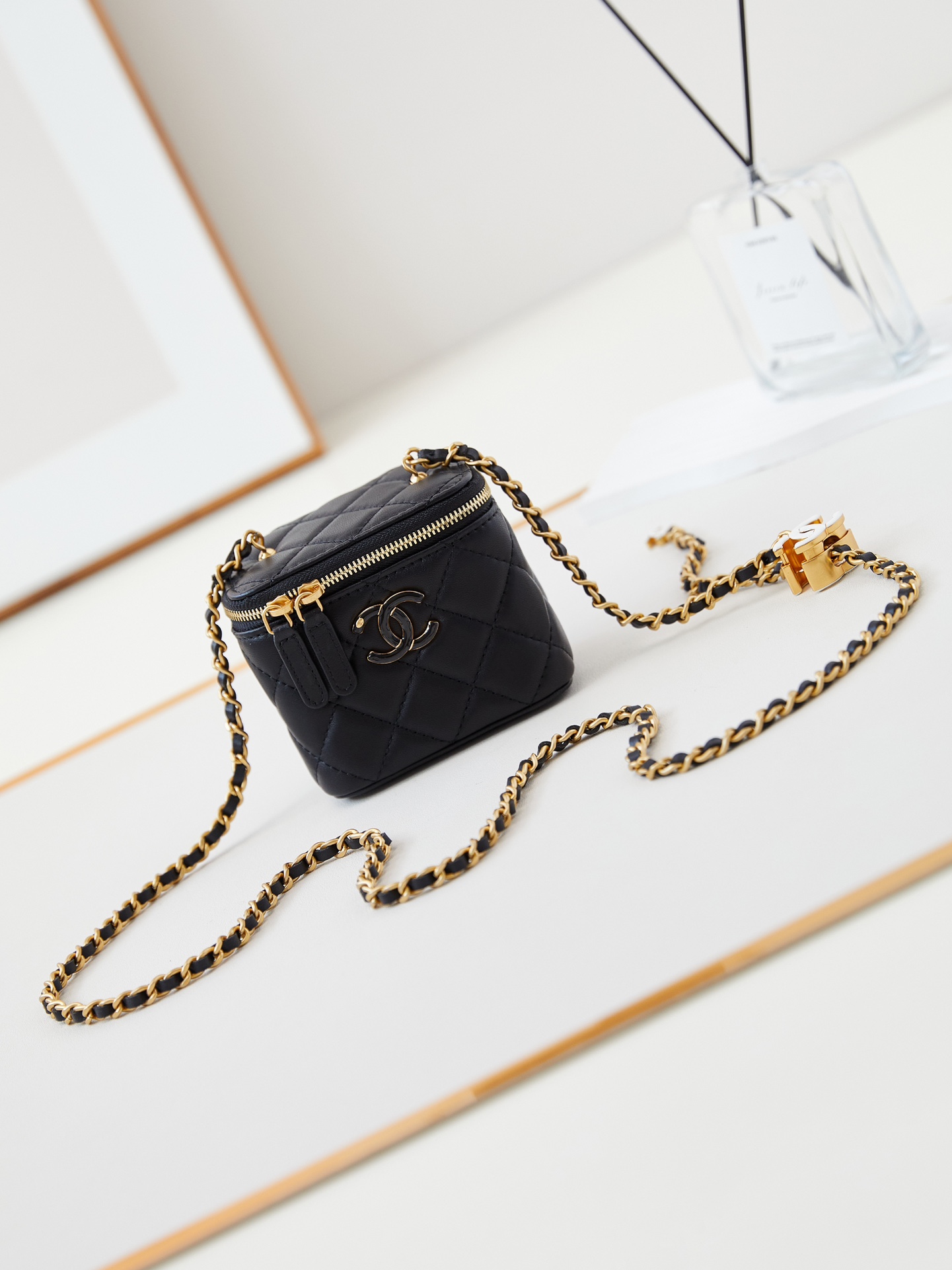 NO:181569,Genuine grade original leather version 24A new makeup bag, small and really exquisite. High-value enamel logo, double C adjustment buckle, is a highlight~ I love this makeup bag more and more, it is beautiful when I carry it. Paired with any clothes can make you extremely beautiful. Model A, size 11-8.5-7, with packaging, CHANEL, chanel, cosmetic bags & cases19860909正品级 原厂皮版本 24A 新款化妆包 小巧 真的很精致哦 高颜值的珐琅logo 双C调节扣 是个亮点~越来越爱这个化妆包了随手拎着都很美腻啦 搭配任何衣服都能让你绝绝美 款号A 尺寸11-8.5-7 配包装,CHANEL,chanel,cosmetic bags & cases,Bag