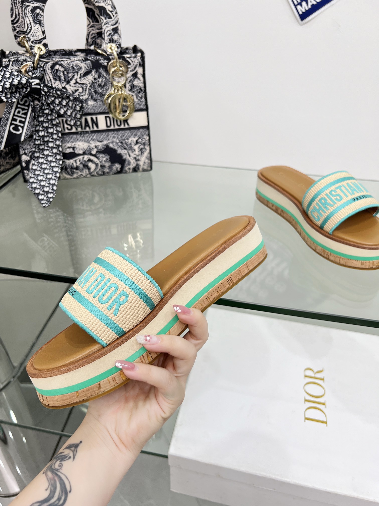 Dior Dway Platform Slides Sandals Espadrille Raffia Embroidery Sandal 3 i1720209658 4962 1