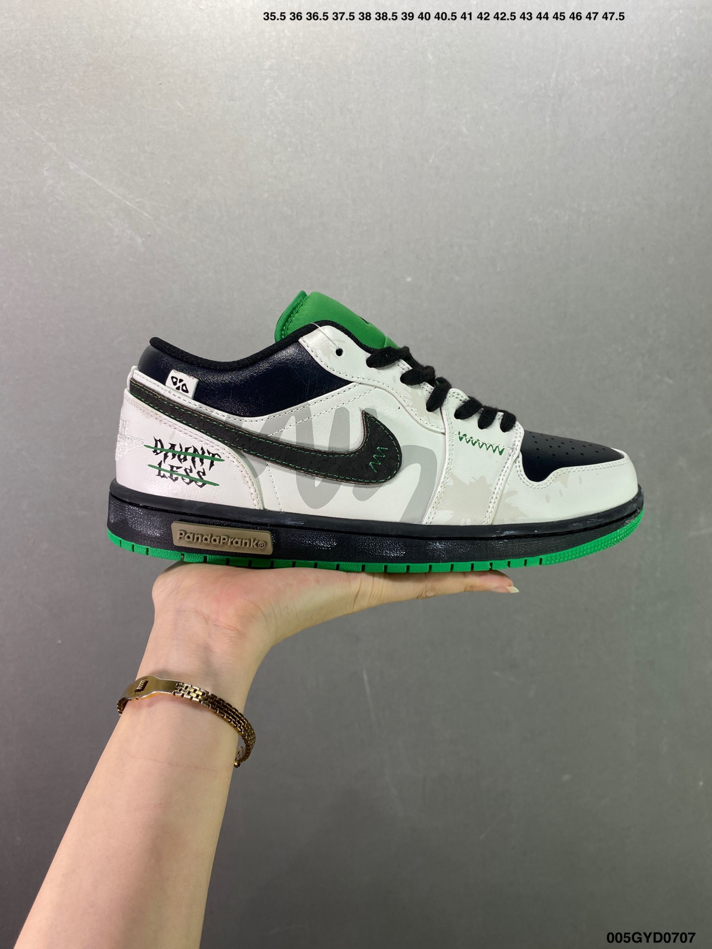 公司级✅Jordan Air Jordan 1 破荒者 黑白绿此款整体围绕熊猫惡作剧拓荒骑士主题设计，鞋身整体采用专属颜料重新喷涂。特殊原创设计图标涂鸦装饰，添加潮流素效果喷涂点缀。货号：5539