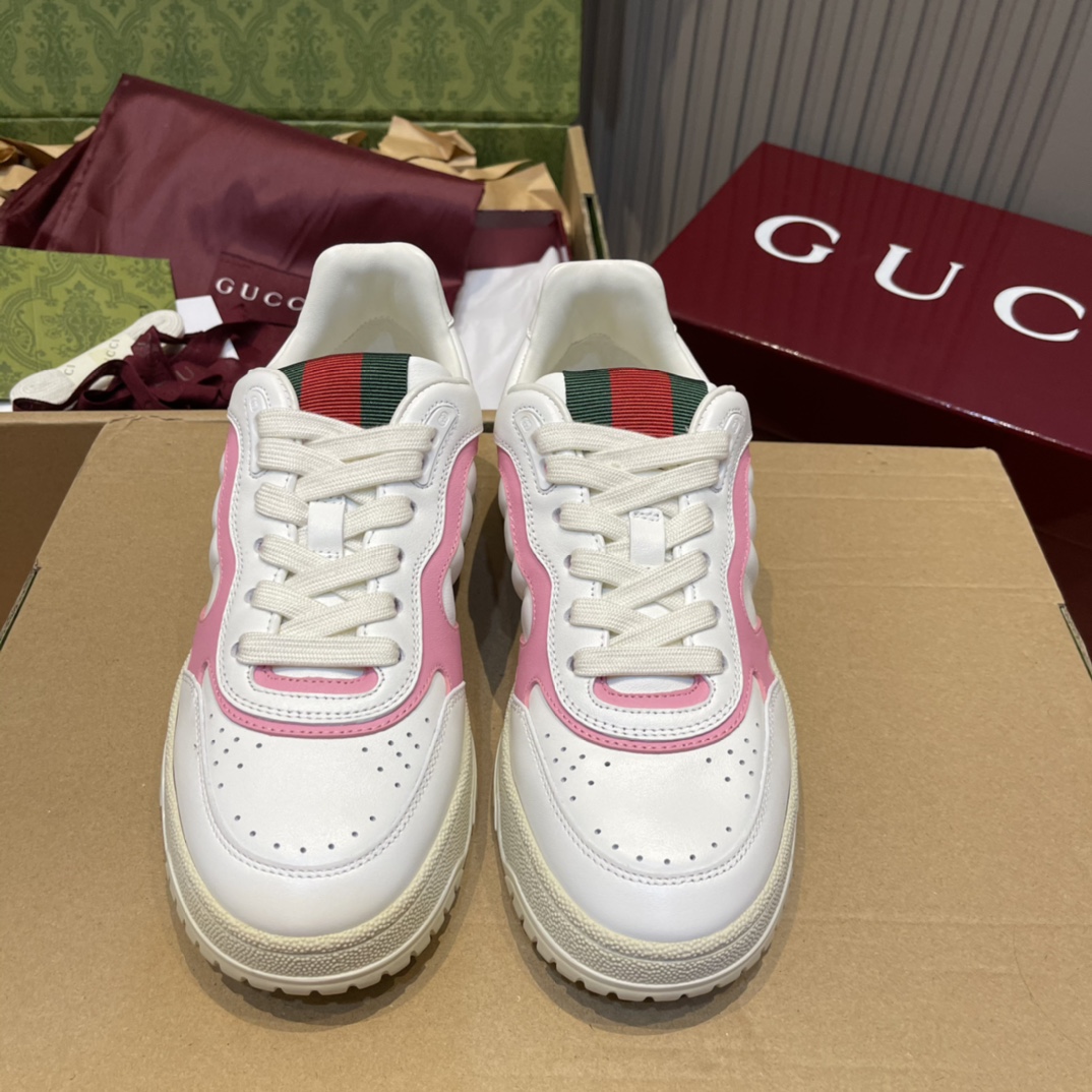 GUCCI Re-Web sneakers en cuir blanc avec passepoil rose et languette en ruban
