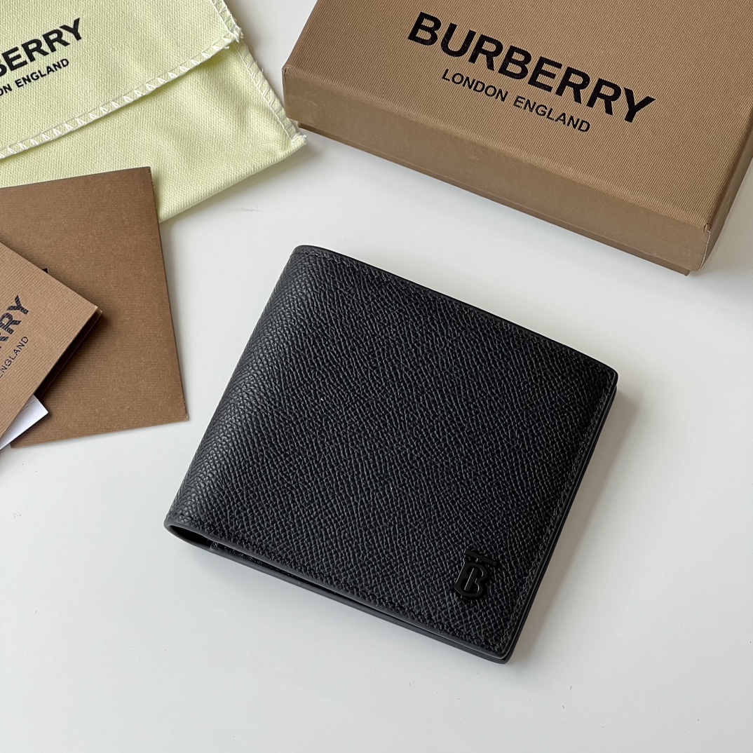 NO:894761,Grained leather TB bi-fold wallet [B Family] original product~~The large surface is made of imported palm pattern leather with black calfskin, counter quality, fine workmanship, real photo, 80697311 black, size 11cm*10cm*, Burberry wallet, burberry, wallets, cowhide19860909粒面皮革TB双折钱夹【B家】原单出品～～大面采用进口手掌纹皮搭配黑色小牛皮,专柜品质、做工精细实物拍摄,80697311黑色,尺寸11cm*10cm*,巴宝莉钱包,burberry,wallets,cowhide,欧美剧