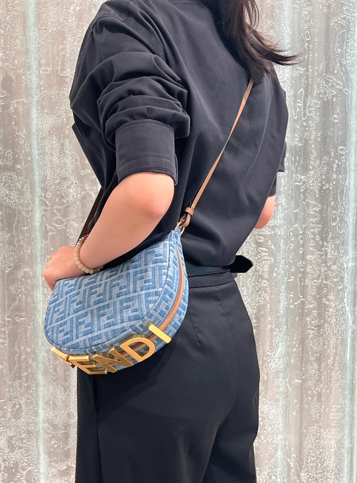 FendigraphyCrescent bag upper body picture