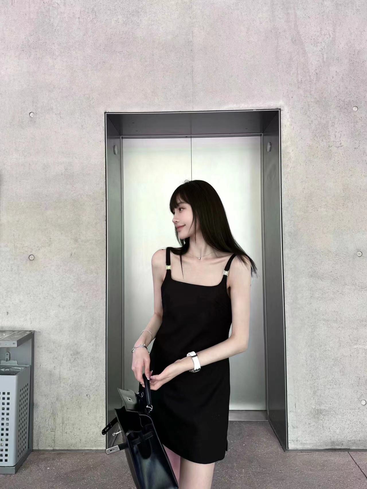 New world 上新
💰95 miumiu缪家金属字母logo微标吊带小黑裙
金属logo点缀个性时髦 狠高级的一款吊带小黑裙 低调奢华的氛围感 裙身的版型保持宽松但又微微修身 不会勒也不会肥大 既能单穿也能作为内搭随心搭配 轻松应对多种场合
S M
裙长 59 60
胸围 84 88