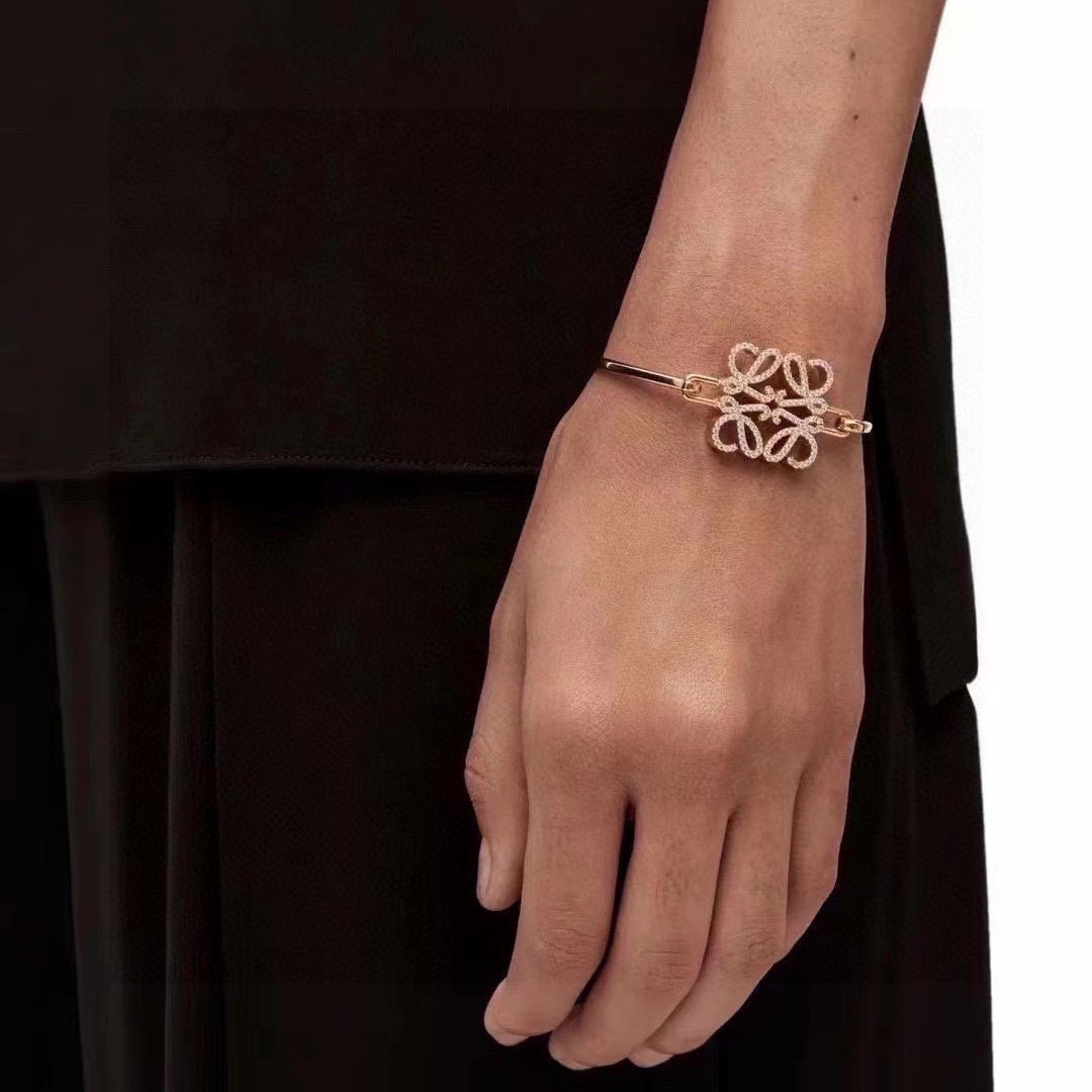 Fashionable Loywe Bracelets with Diamond Buttons: A Perfect Web Choice for Comparison - 图片 3