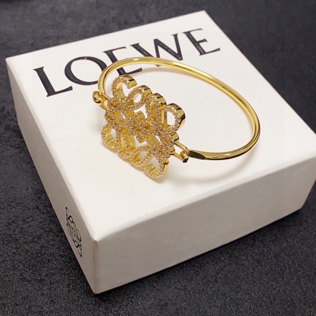 Fashionable Loywe Bracelets with Diamond Buttons: A Perfect Web Choice for Comparison - 图片 4