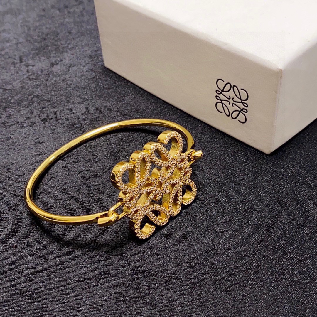 Fashionable Loywe Bracelets with Diamond Buttons: A Perfect Web Choice for Comparison - 图片 9