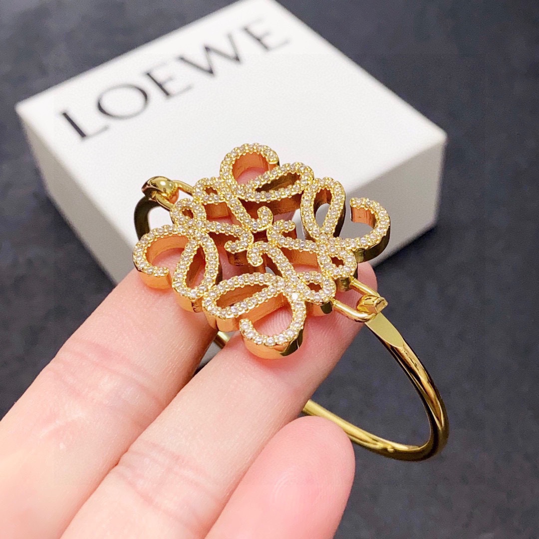Fashionable Loywe Bracelets with Diamond Buttons: A Perfect Web Choice for Comparison - 图片 8