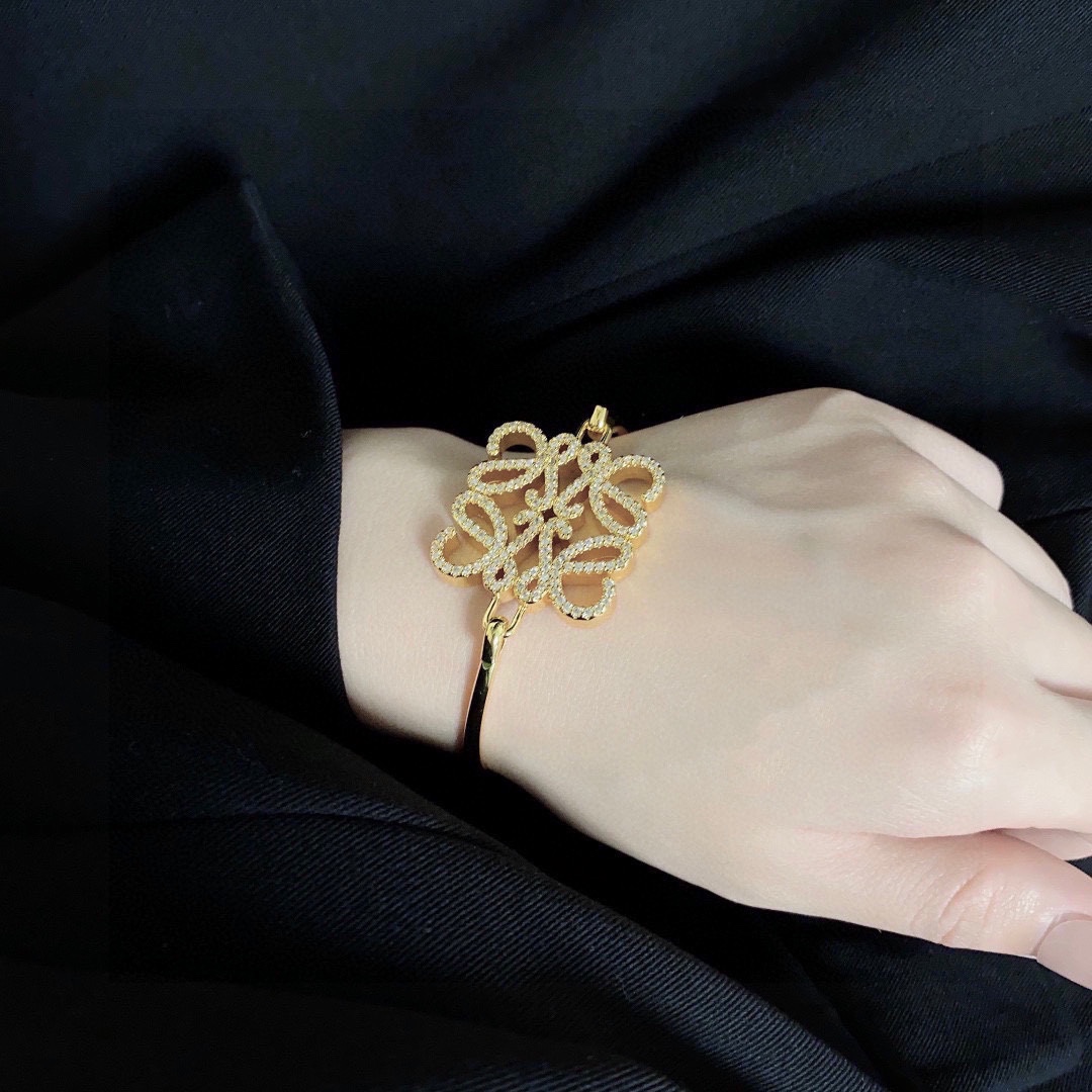 Fashionable Loywe Bracelets with Diamond Buttons: A Perfect Web Choice for Comparison - 图片 2
