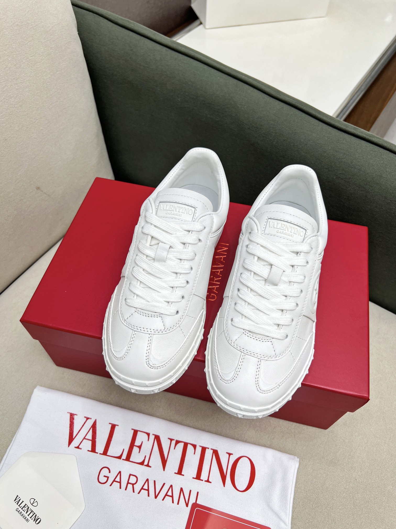 NO:236425,VALENTINO counter synchronizes new low-top casual sneakers, professional and high-end, perfect replica, first-class quality!  All are made of original 1:1 materials, exclusive mold opening!  High mercerized beef shavings TPU material, comfortable and wear-resistant, brand injection molded insoles, full set of high-end packaging for counters, 1:1 mold opening customization, striving to be flawless!  Couple model for women 35-41, men 38-46. Men and women simultaneous price:, casual shoes/sports shoes, valentino, sneakers19860909VALENTINO专柜同步新款低帮休闲运动鞋 专业高端,完美复刻,品质一流！ 全部采用原版1:1材料制作,独家开模！ 面料高丝光牛猄 TPU材质大底,舒适耐磨,品牌注塑鞋垫, 全套专柜高端包装 所有细节1:1开模定制,力求完美无瑕！ 情侣款女35-41,男38-46 男女同价:,休闲鞋/运动鞋,valentino,sneakers,Women's Shoes