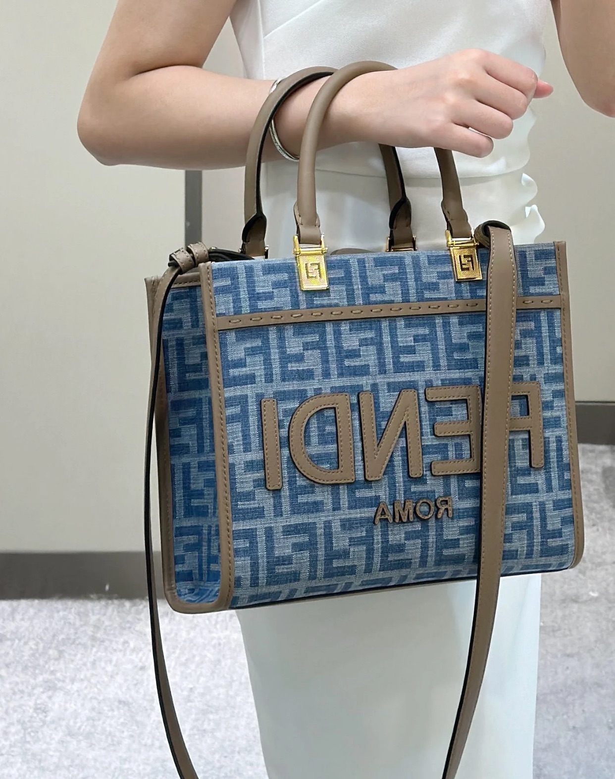 Fendi [Sunshine small handbag] F2675 light blue denim on sale for NT$20,000
