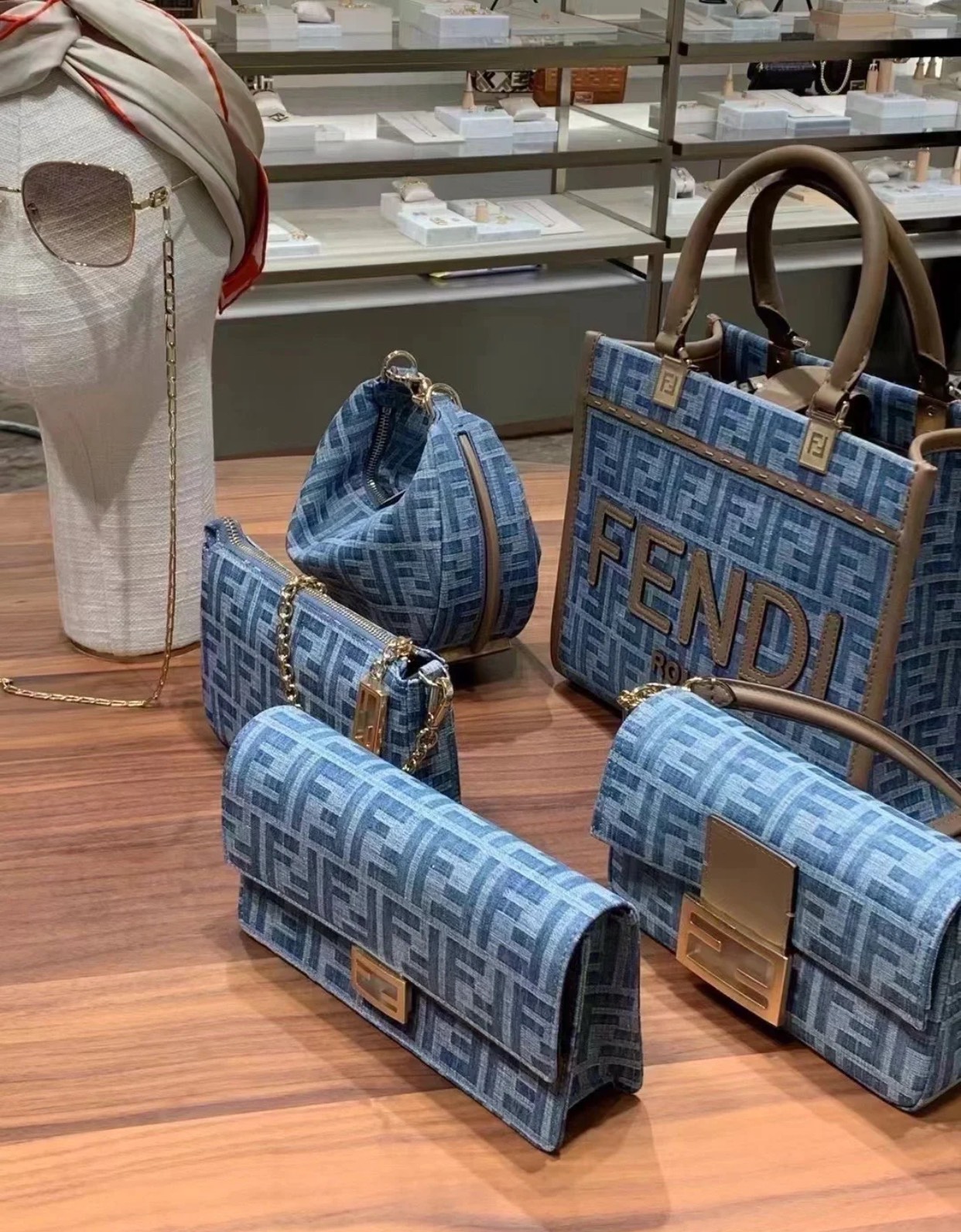 Fendi [Sunshine small handbag] F2675 light blue denim on sale for NT$20,000