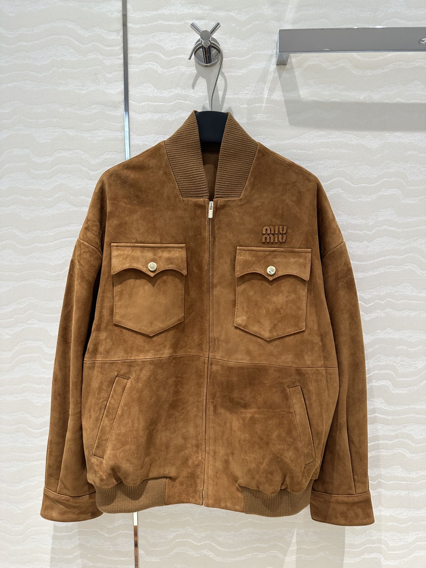 NO:868077,Exclusive first release of high-end quality control must-have!  Xiaobai's same overzise jacket, suede jacket, exclusive customized suede suede craftsmanship, retro golden brown yyds!  Same style for men and women!  Ribbed collar patchwork design!  The workwear double-pocket three-dimensional cut has a loose fit that is versatile and slimming!  Imported suede lambskin, positioning embroidered letter logo, a must-have fashionable item for a sweet and cool girl's wardrobe. See for yourself the perfect workmanship and quality. Highly reserved for your own use!  One color size 3. M size shoulder width 69, bust 120, length 65., Miu Miu-clothing, jackets & coats, jackets & coats, sheepskin, chamois leather,19860909独家首发高端品质控必入！小白同款overzise夹克麂皮绒外套独家定制麂皮绒面工艺复古金棕色yyds！男女同款！罗纹领拼接设计！工装双口袋立体剪裁宽松版型百搭又显瘦！进口麂皮绒小羊皮,定位贴皮刺绣字母logo,甜酷的少女衣橱必备时髦单品.完美做工品质自己看.强烈自留款！一色3码.M码肩宽69,胸围120,衣长65.,缪缪-服装,jackets & coats,jackets & coats,sheepskin,chamois leather,,Women's clothing