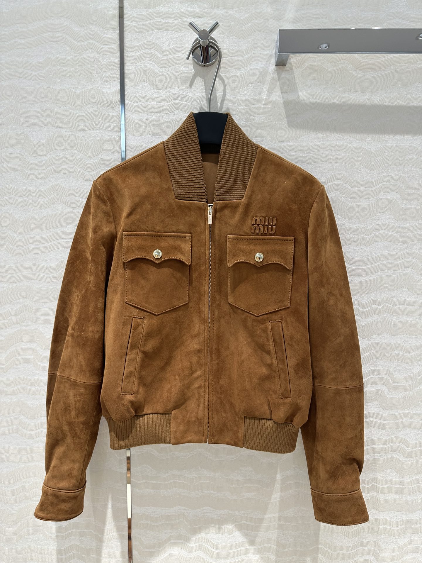 NO:868088,Exclusive first release of high-end quality control must-have!  Exclusively customized suede suede craftsmanship, vintage golden brown suede jacket and leather jacket!  The normal version is more suitable for sweet girls!  Age-reducing girlish style rib collar stitching design!  The workwear double-pocket three-dimensional cut has a loose fit that is versatile and slimming!  Imported suede lambskin, with positioning and embroidered letter logo, a sweet and cool must-have item in a fashionable girl's wardrobe. See for yourself the perfect workmanship and quality. Highly reserved for your own use!  One color, size 3. Size S, shoulder width 42, bust 102, length 51., Miu Miu-clothing, jackets & coats, jackets & coats, leather jacket, sheepskin, chamois leather,19860909独家首发高端品质控必入！独家定制麂皮绒面工艺复古金棕色系麂皮绒夹克皮衣外套！正常版更适合甜妹子哦！减龄少女风气质罗纹领拼接设计！工装双口袋立体剪裁宽松版型百搭又显瘦！进口麂皮绒小羊皮,定位贴皮刺绣字母logo,甜酷的时髦少女衣橱必备气质单品.完美做工品质自己看.强烈自留款！一色3码.S码肩宽42,胸围102,衣长51.,缪缪-服装,jackets & coats,jackets & coats,leather jacket,sheepskin,chamois leather,,Women's clothing