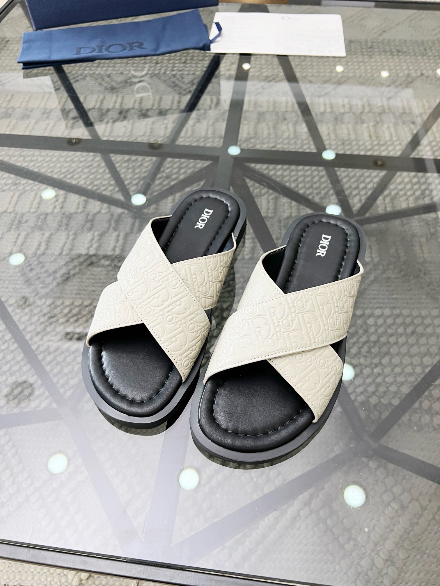 NO:218633,Brand Dior color original color matching, code number 39-44 customized 38.45 price Material Dior men's slippers New product, showing a casual and elegant style. It is carefully crafted with grained cowhide leather and Oblique printed fabric, with cowhide inner!  Cross-band design, decorated with metal clad brass CD Diamond logo. Imported cowhide and rubber soles make it more refined and comfortable, and decorated with Oblique printing effect anti-slip inserts to enhance the style, Dior-slippers-sandals, dior, dior, sandals, slippers, cowhide19860909品牌Dior 颜色原版配色 码数39-44订做38.45 价格 材质迪奥男款拖鞋 新品,彰显休闲高雅的风范.采用粒面牛皮革、Oblique印花面料精心制作,牛皮内里！交叉带设计,饰以金属覆层黄铜 CD Diamond 标志.进口牛皮和橡胶鞋底更显精致,舒适非凡,饰以 Oblique 印花效果防滑镶片提升格调,迪奥-拖鞋-凉鞋,dior,dior,sandals,slippers,cowhide,Men's shoes