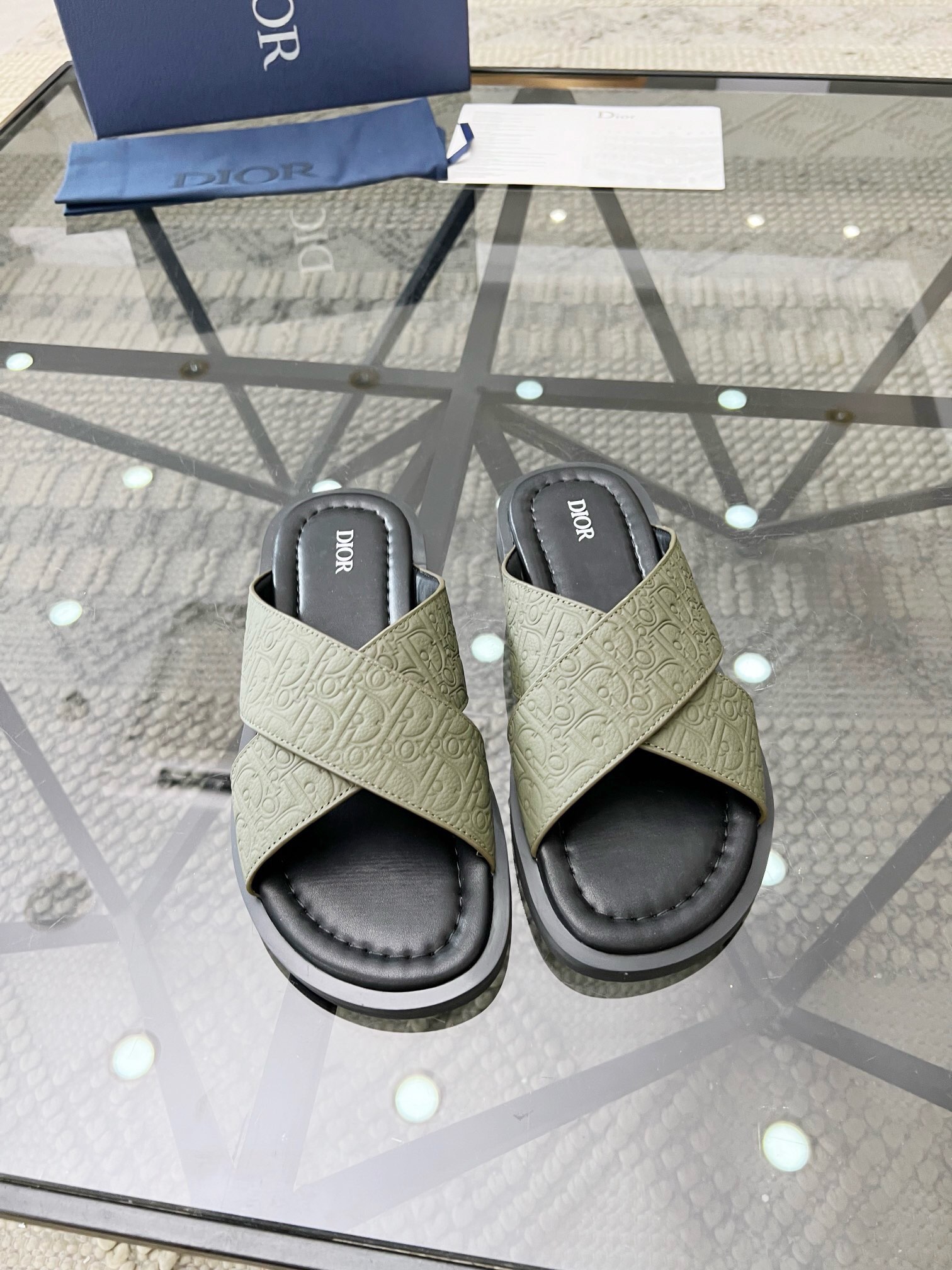 NO:217133,Brand Dior color original color matching, code number 39-44 customized 38.45 price Material Dior men's slippers New product, showing a casual and elegant style. It is carefully crafted with grained cowhide leather and Oblique printed fabric, with cowhide inner!  Cross-band design, decorated with metal clad brass CD Diamond logo. Imported cowhide and rubber soles make it more refined and comfortable, and decorated with Oblique printing effect anti-slip inserts to enhance the style, Dior-slippers-sandals, dior, dior, sandals, slippers, cowhide19860909品牌Dior 颜色原版配色 码数39-44订做38.45 价格 材质迪奥男款拖鞋 新品,彰显休闲高雅的风范.采用粒面牛皮革、Oblique印花面料精心制作,牛皮内里！交叉带设计,饰以金属覆层黄铜 CD Diamond 标志.进口牛皮和橡胶鞋底更显精致,舒适非凡,饰以 Oblique 印花效果防滑镶片提升格调,迪奥-拖鞋-凉鞋,dior,dior,sandals,slippers,cowhide,Men's shoes