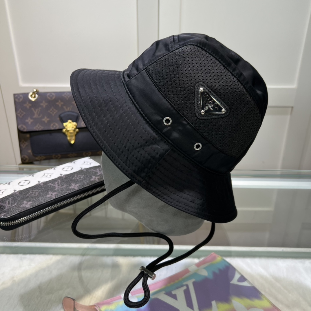 NO:207457,Prada PRADA fisherman hat has a strong sense of design, refreshing. The head shape is very good and can be modified in various head shapes. It has a versatile hat, straw hat, fisherman hat, baseball hat, hat, prada, prada, espadrilles, hats19860909普拉达PRADA 渔夫帽设计感超强,让人耳目一新 头型非常好,可以修饰各种头型,实力百搭款帽子草帽渔夫帽棒球帽,帽子,prada,prada,espadrilles,hats,hat