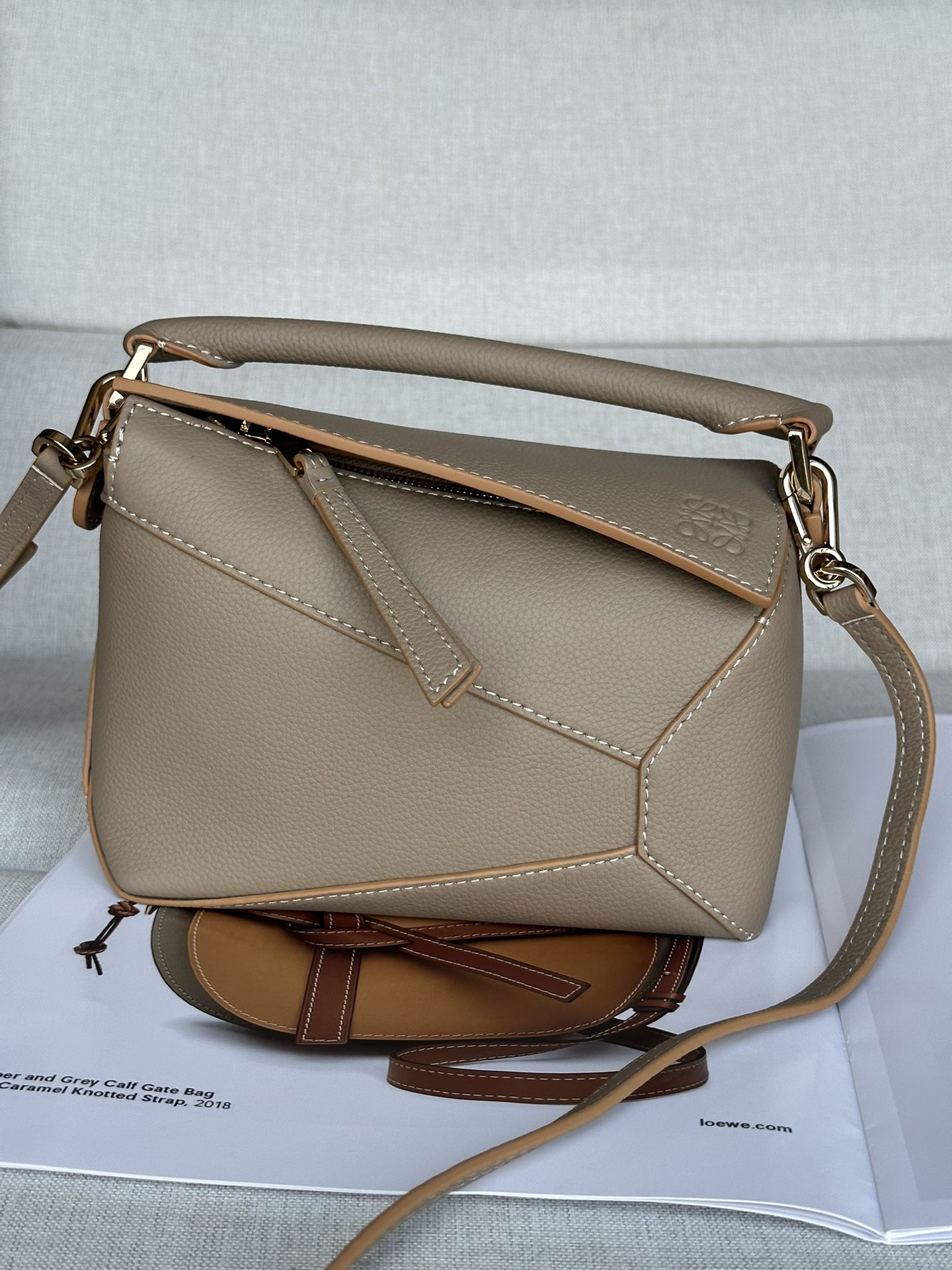 NO:181720,Genuine grade Original leather version Puzzle Edge handbag Latest version adjustable shoulder straps Lo*we debut handbag* rectangular shape and precise cutting technology create Puzzle unique geometric lines* This mini version is made of satin cowhide leather with cage stitching edges Mini Puzzle can accommodate for example a small vertical wallet, most sizes of phones (up to 6.1 inches) and sunglasses case, shoulder or crossbody* adjustable shoulder straps, removable*zipper closure,*cock leather zipper head*herring cotton canvas lining Anagram embossed size:18*12.5*8CＭ Model 3000b, premium Loewe, Dolce & Gabbana, loewe, wallets, cowhide19860909正品级 原厂皮版本 Puzzle Edge 手袋 最新版本肩带可调节 Lo*we推出的首次亮相手提包*长方体形状和精确的切割技术创造了 Puzzle 独特的几何线条*这个迷你版本采用缎面牛皮革制成,带有笼盖缝线边缘 迷你Puzzle可以容纳例如一只小号垂直钱包、大多数尺寸的手机（最大6.1英寸）和太阳镜盒,肩背或斜挎*肩带可调节,可拆卸*拉链封口,*牛皮革拉链头*人字纹棉质帆布衬里Anagram 压纹 size:18*12.5*8CＭ 型号3000b,特级罗意威,Dolce&Gabbana,loewe,wallets,cowhide,Bag